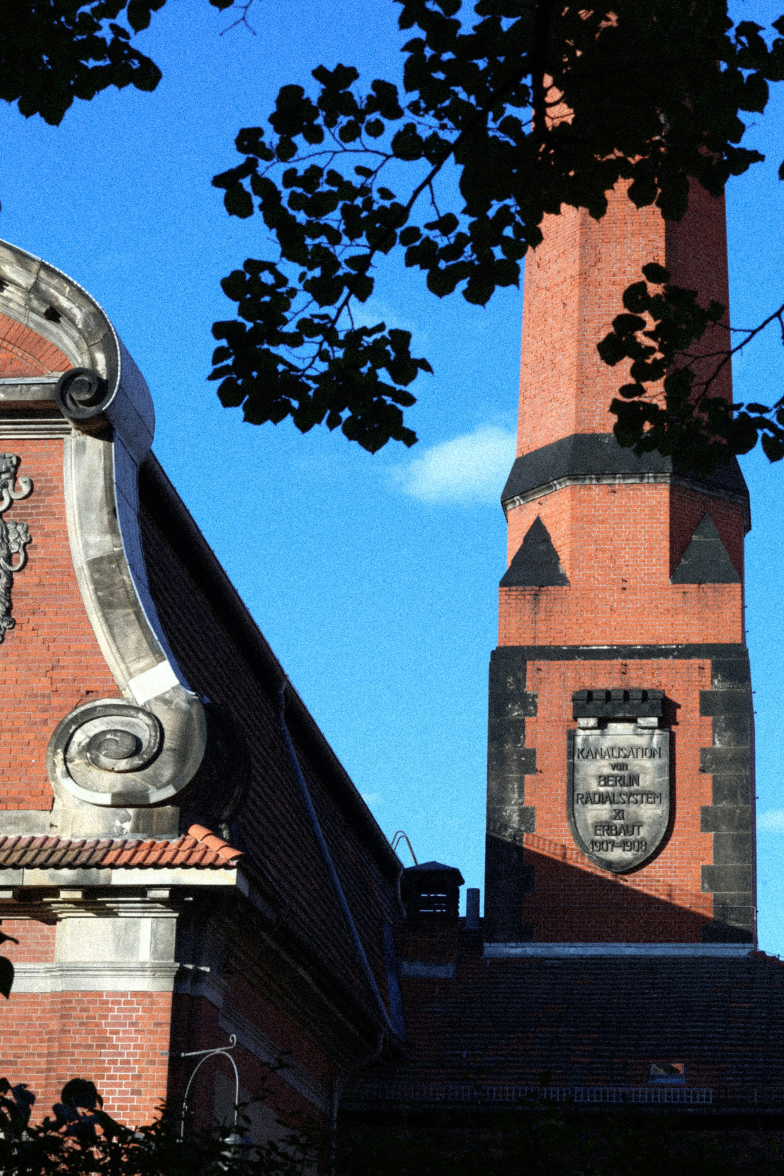 Berliner Mischung (in Farbe). BNW Around Photography