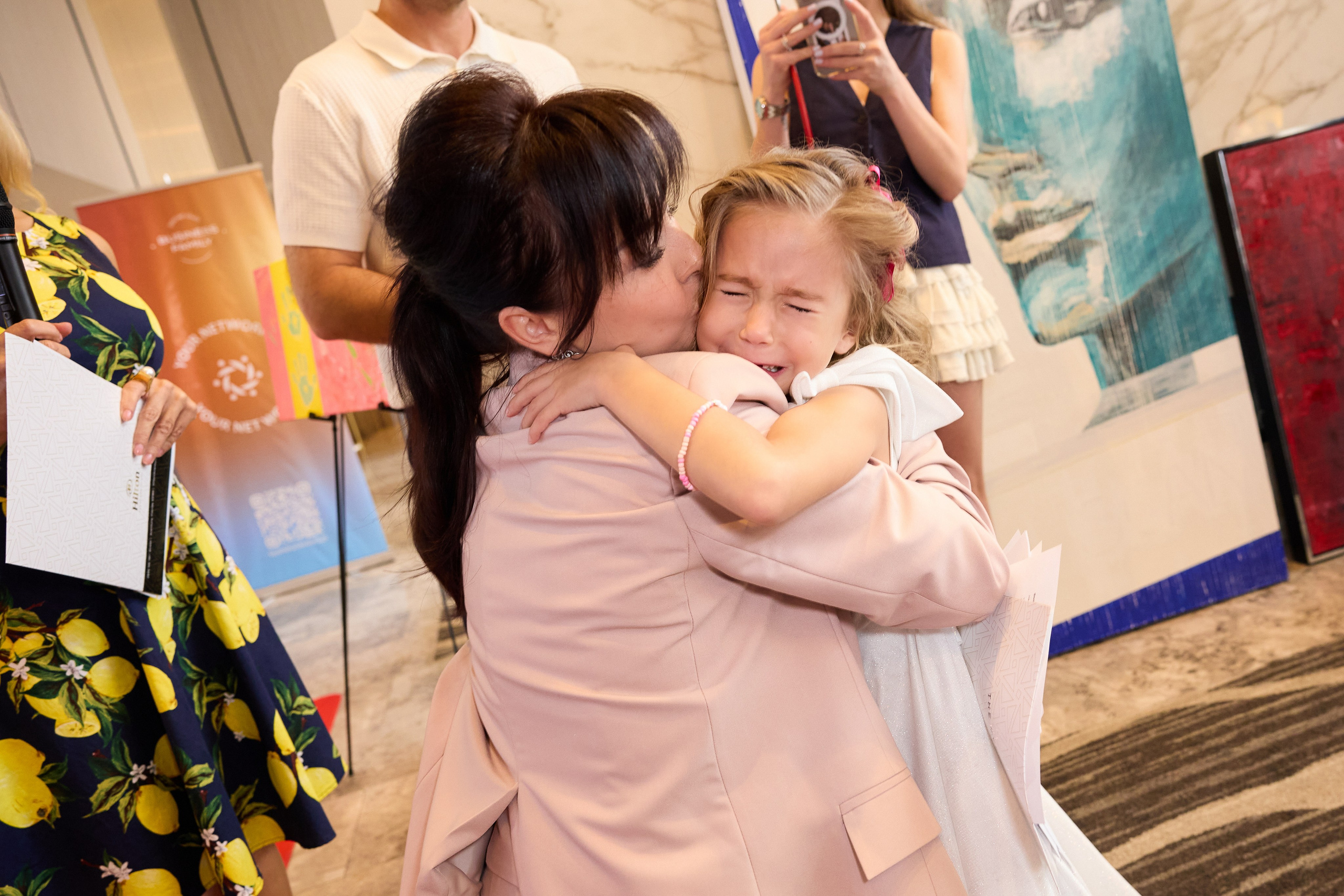 Авторская благотворительная художественная выставка Дианы Бортник. Фотограф Юлия Маковеева