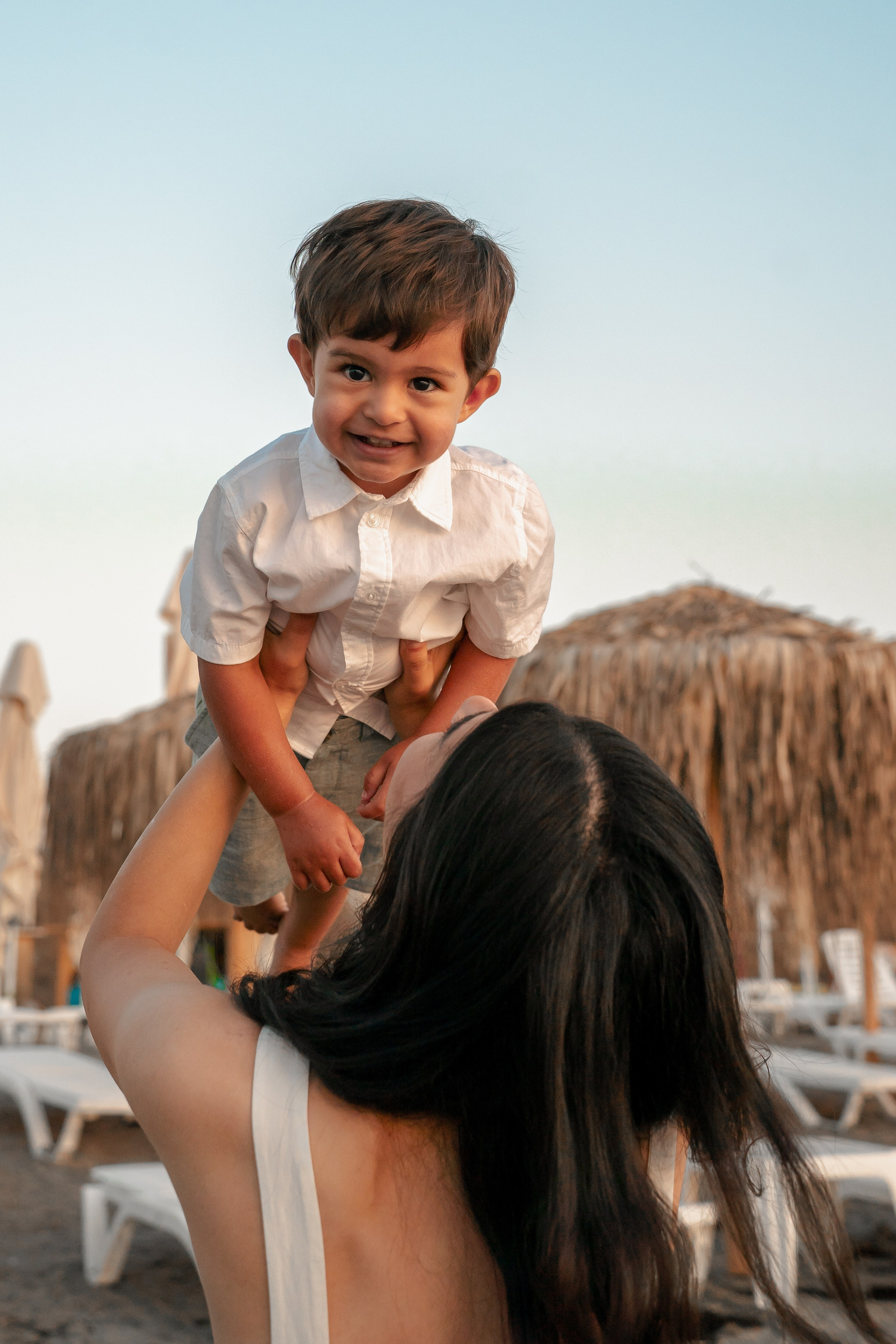 baietel fericit care rade