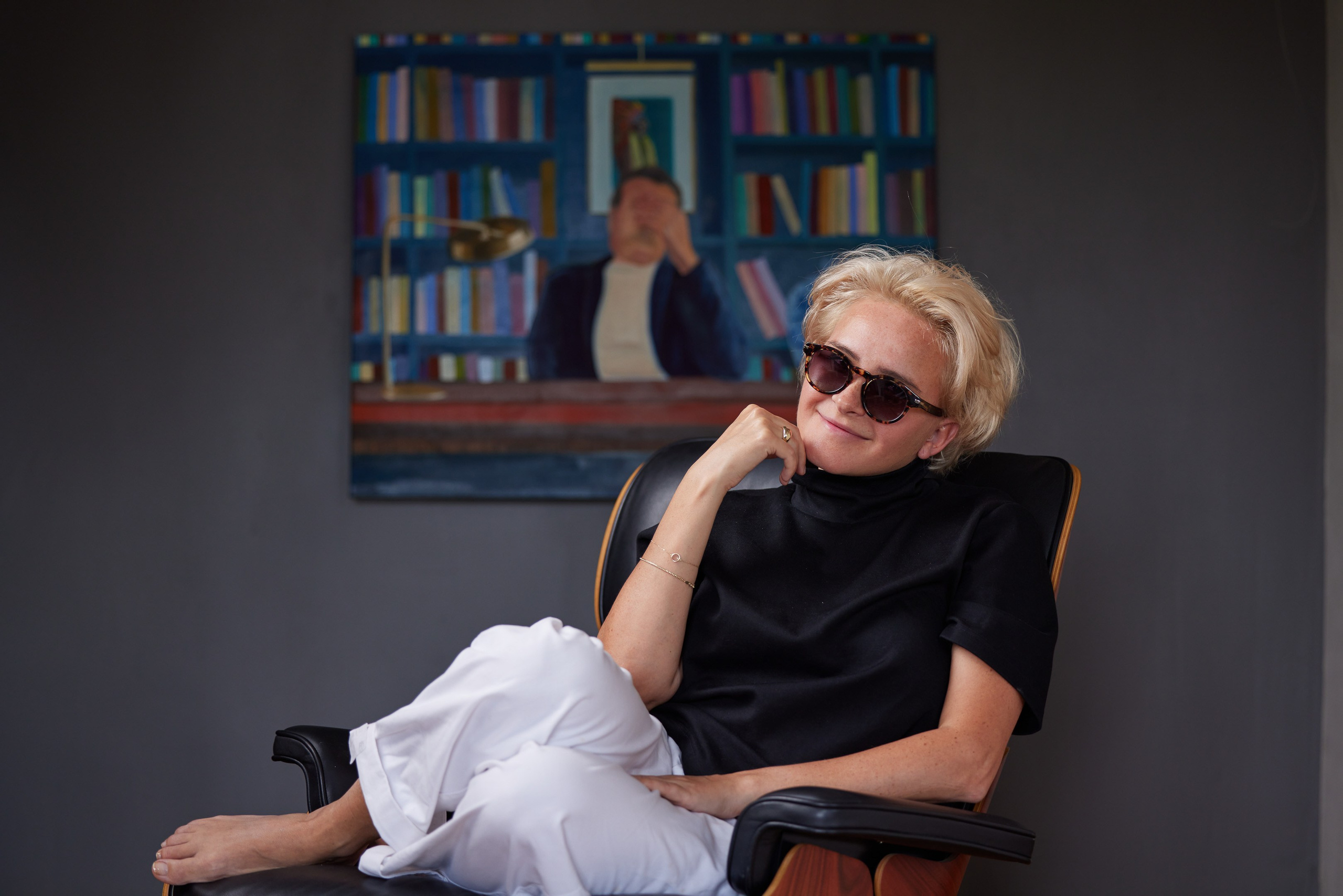 Portrait of a girl artist in the dark studio interior - photographer Andrey Dunin