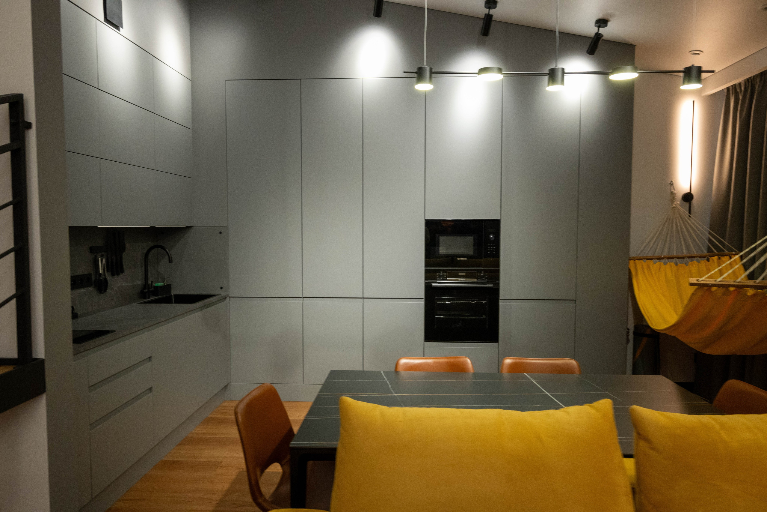 The apartment is on two levels. Fotograf Dmitrii Donets