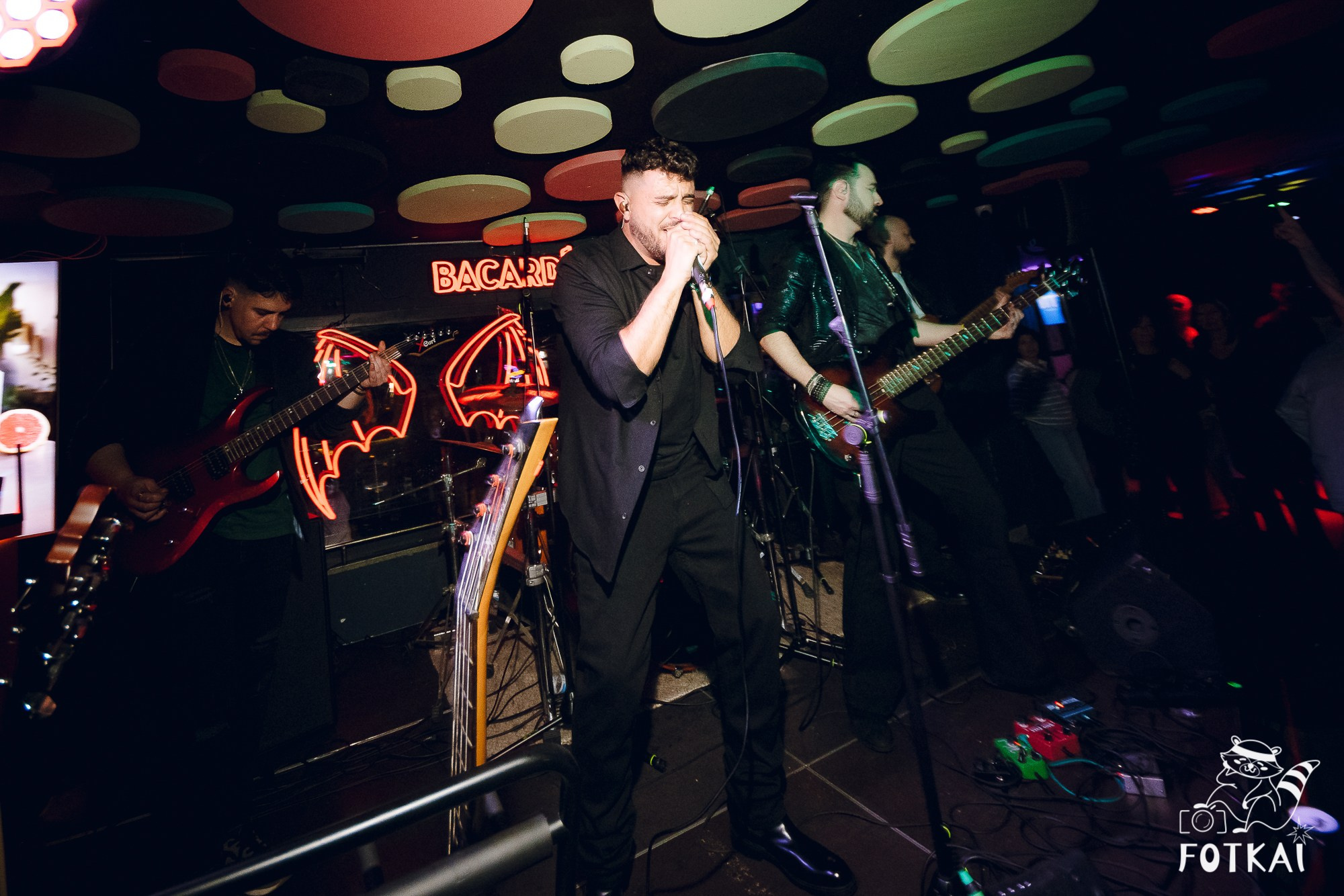 Концерт Delyrio в Confetti Playa Alicante — живое выступление группы, февраль 2026 | FOTKAI