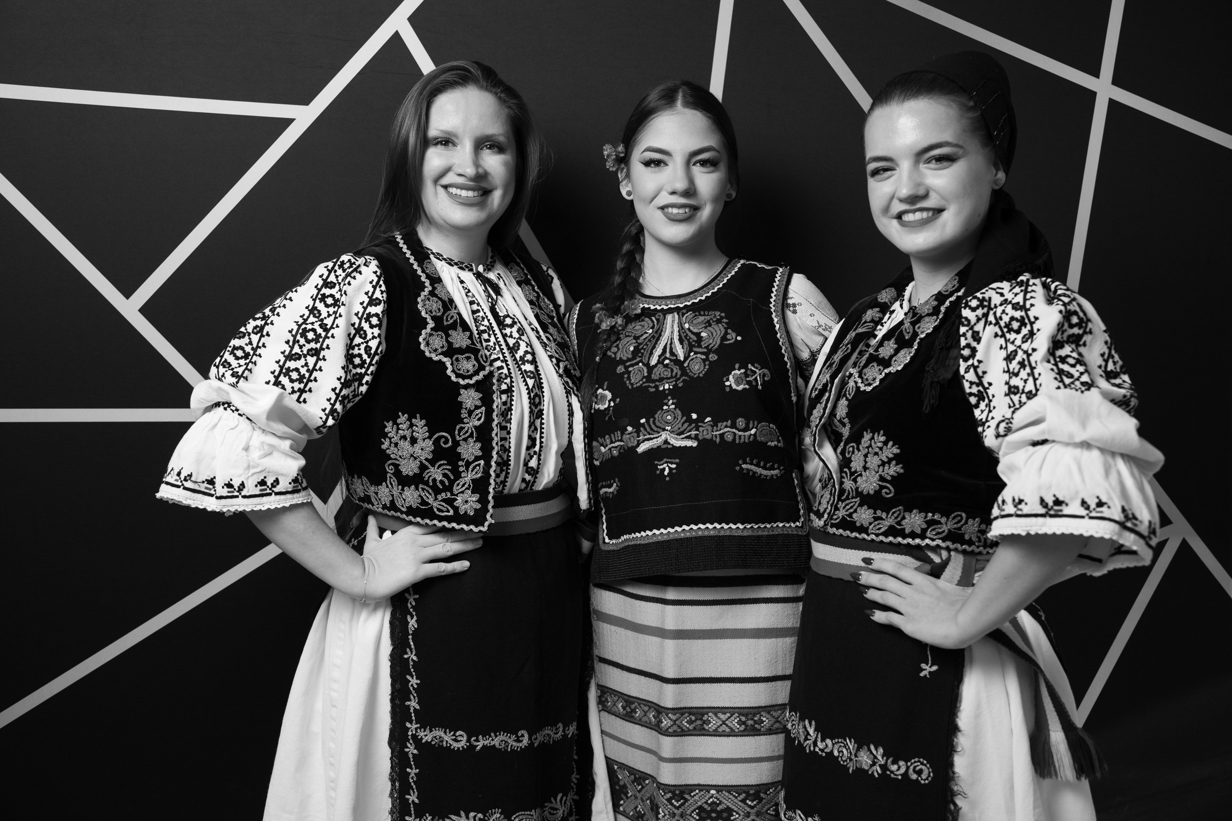 Portrete. STUDIO PORTRET — Portrete realizate cu lumină, timp și atenție. Un studio mobil dedicat fotografiei de portret