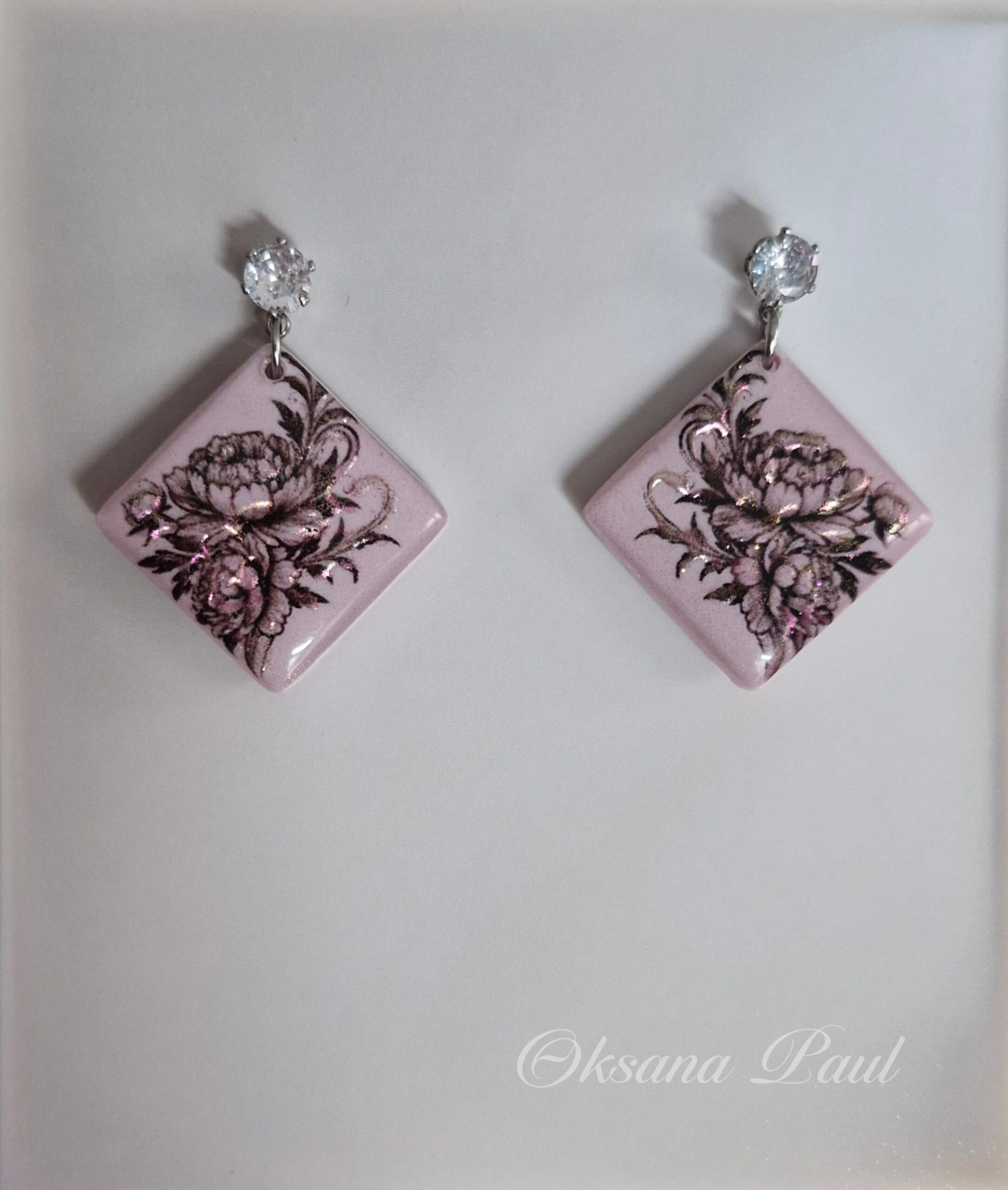 Украшения ручной лепки из полимерной глины с покрытием смолой: серьги, миниатюрные броши и арт-объекты с глянцевым блеском. Уникальные украшения Oksana Paul создаются вручную, с эффектом стеклянной поверхности, объёмными деталями и художественной подачей. Полимерная глина, смола, 3D-лепка, украшения из полимерной глины, серьги ручной работы, аксессуары ручной работы. Handgemachter Schmuck aus Polymer Clay mit Harzüberzug: Ohrringe, Miniaturbroschen und glänzende Kunstobjekte mit 3D-Effekt. Einzigartiger Schmuck von Oksana Paul – handgefertigt, mit gläserner Oberfläche, feinen Details und künstlerischem Ausdruck. Polymer Clay Schmuck, Harz Finish, handgemachte Ohrringe, Schmuckdesign, Kunstschmuck.