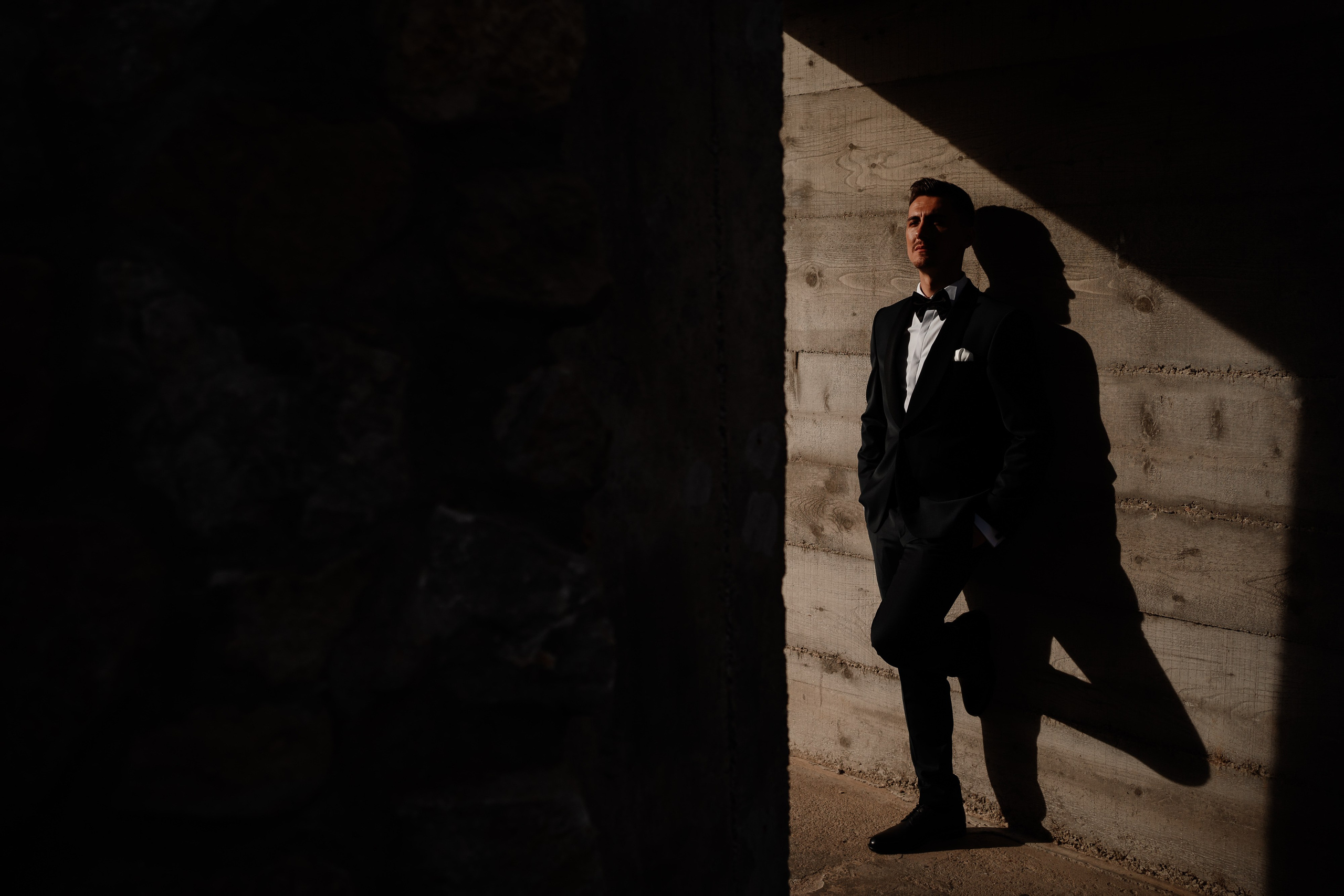 Moment emoționant între miri în ziua nunții, surprins într-un cadru natural și romantic, la Drobeta Turnu Severin. Fotografie de nuntă profesională, editată artistic pentru a evidenția emoția și eleganța evenimentului.