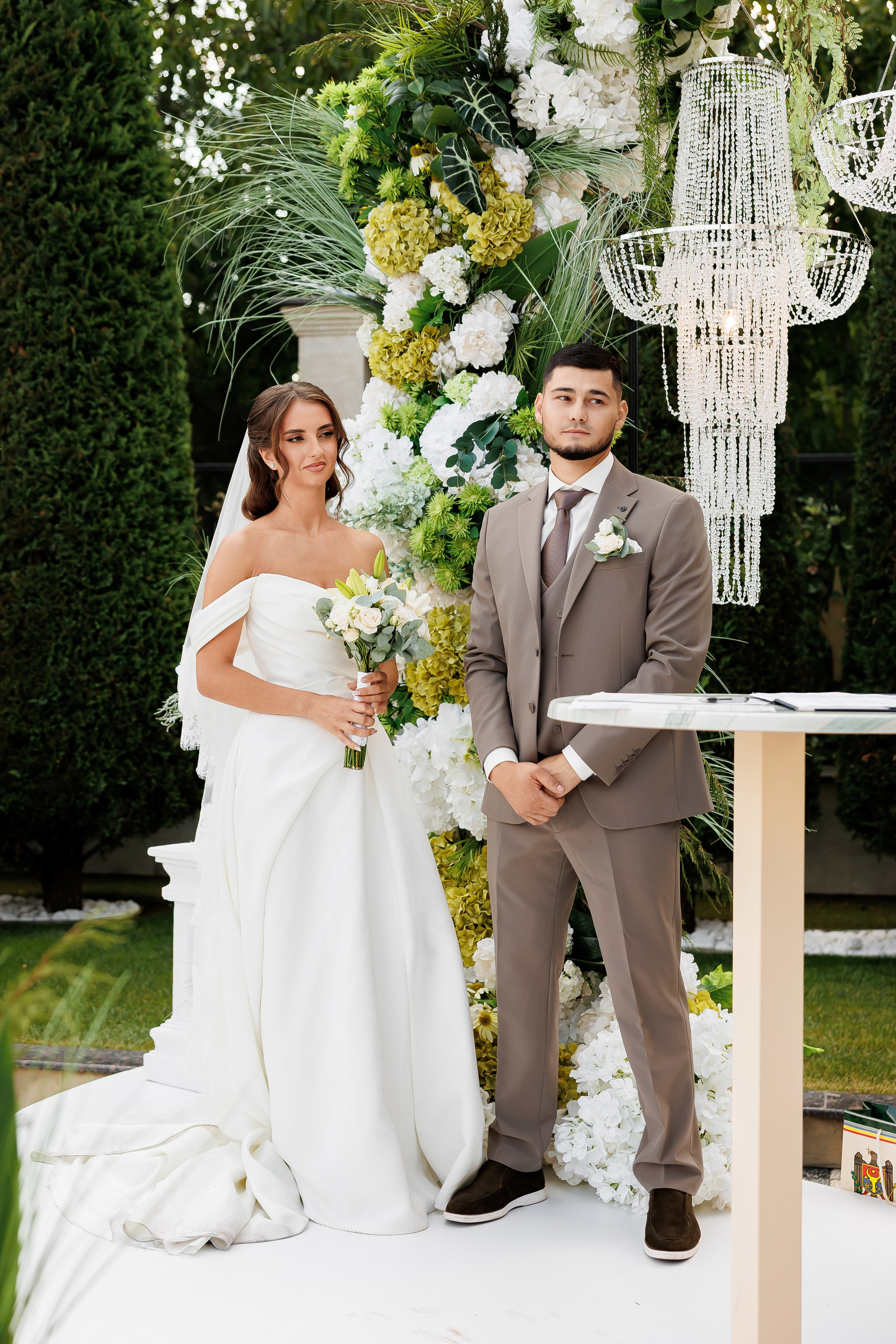 Eugen & Livia — Grand Elysee — Wedding Day. Servicii Foto și Video 067188353