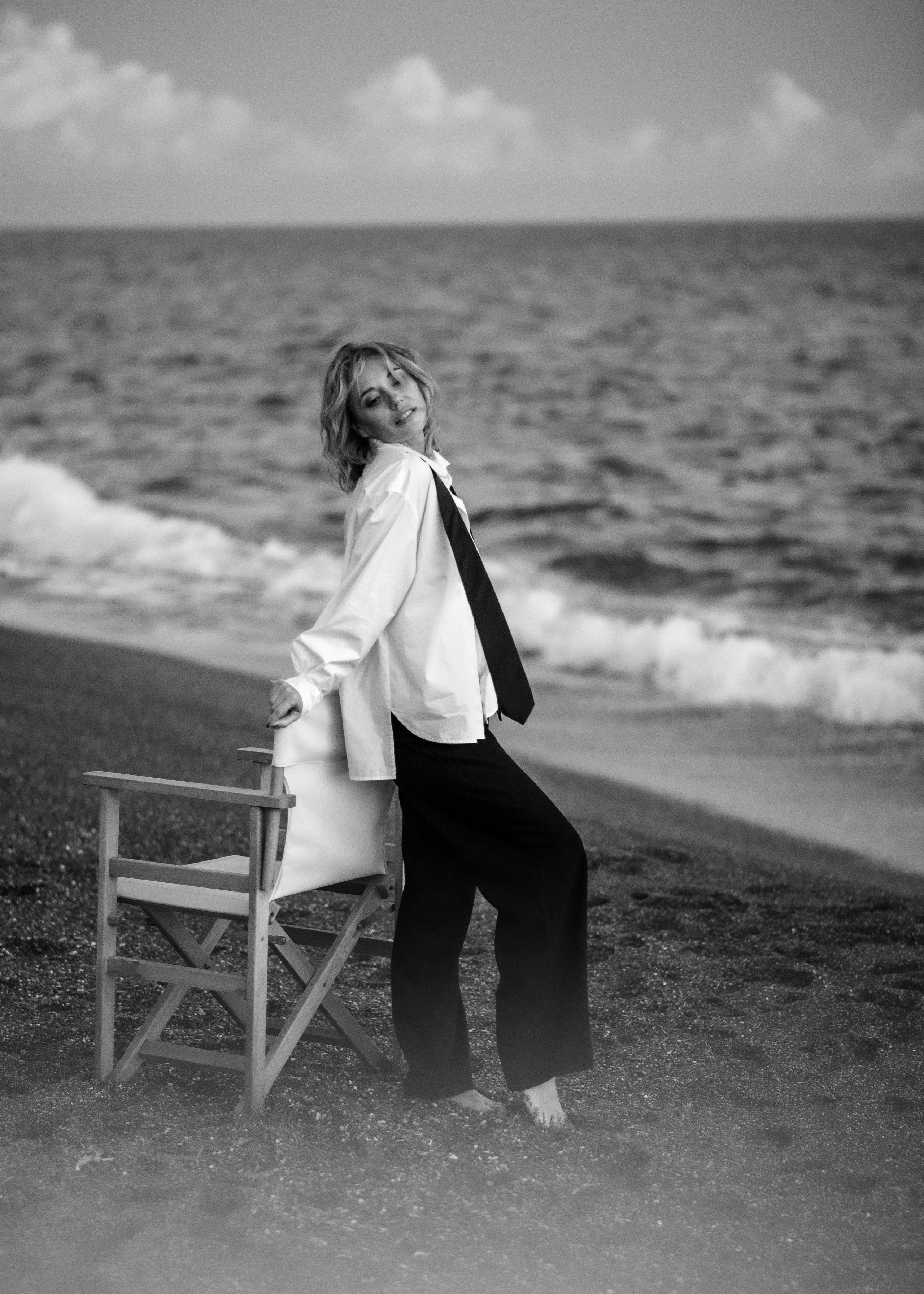 ЧБ фотосессия со стулом в стиле Lifestyle: белой рубашки и черного галстука