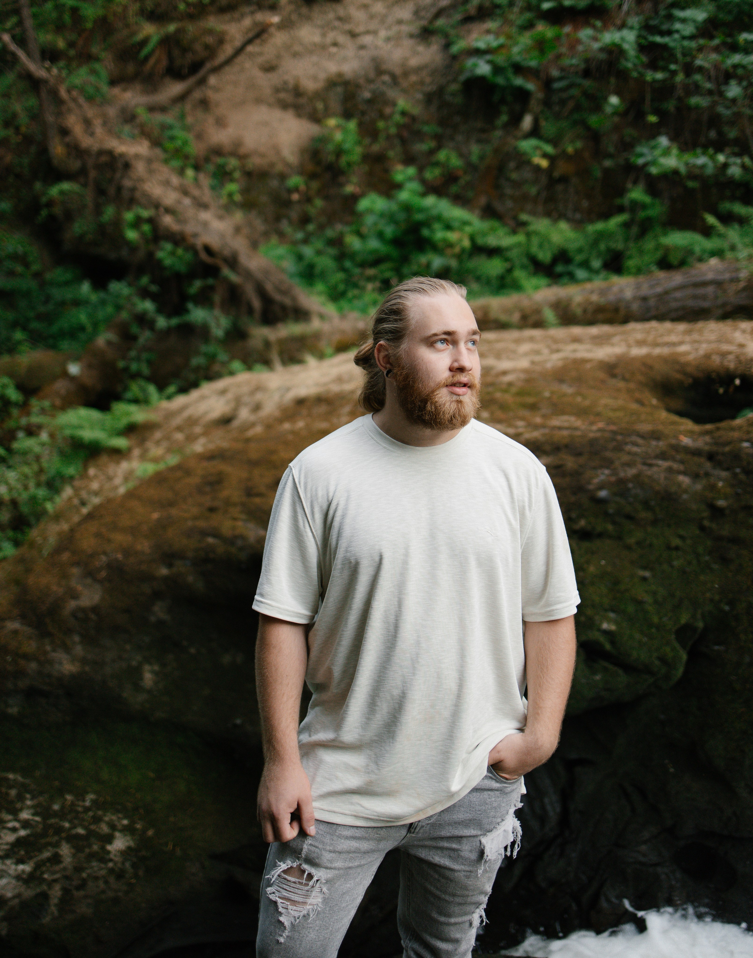 Solitude in the Embrace of Nature. Family photographer Oregon — Washington