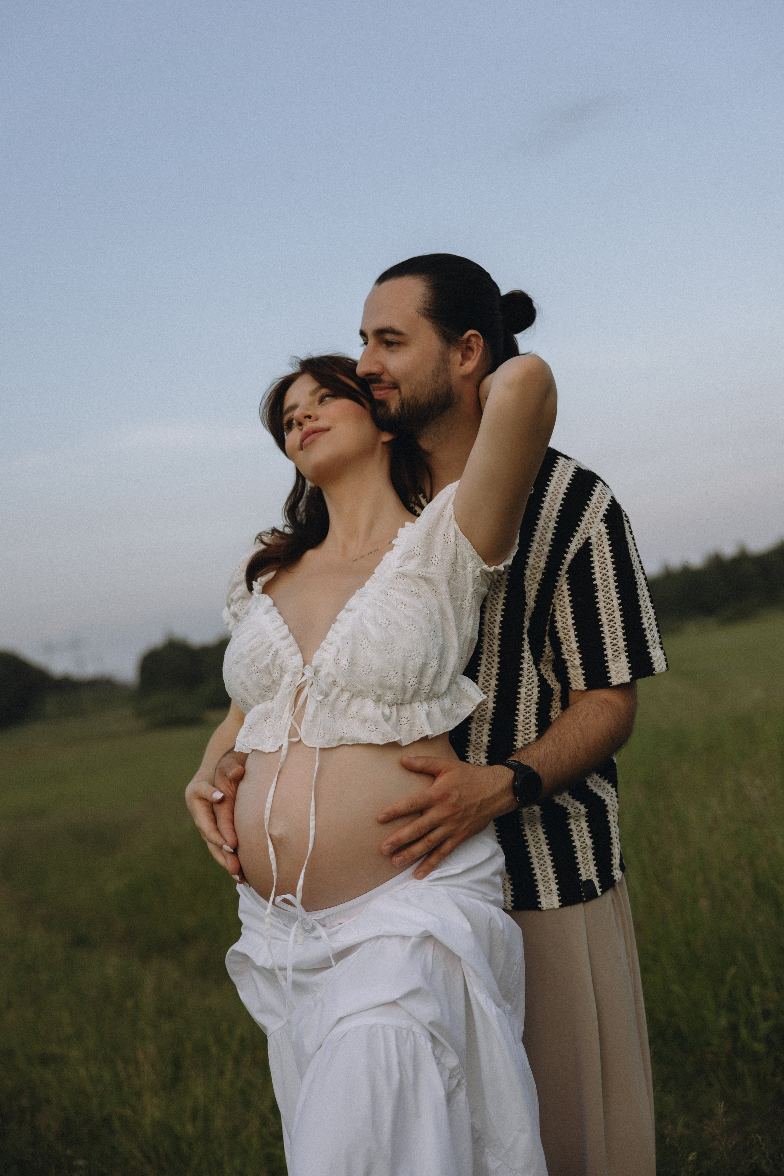Lera & Maksim | laukimo fotosesija pievoje saulei besileidžiant. Vestuvių ir šeimų fotografė Lena Bondarenko / belove photo