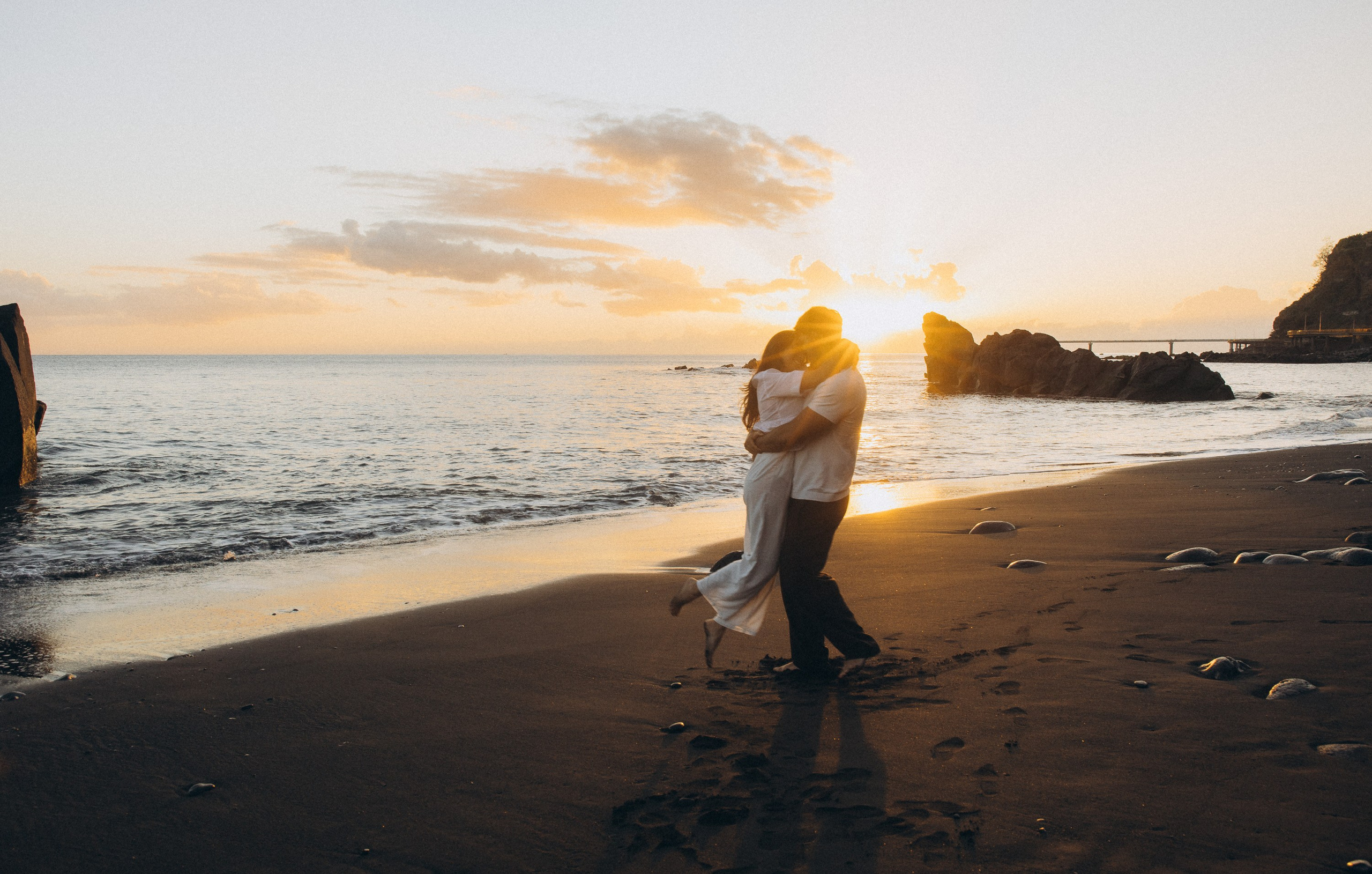 Capturing intimate and heartfelt moments with stunning golden hour backdrops.