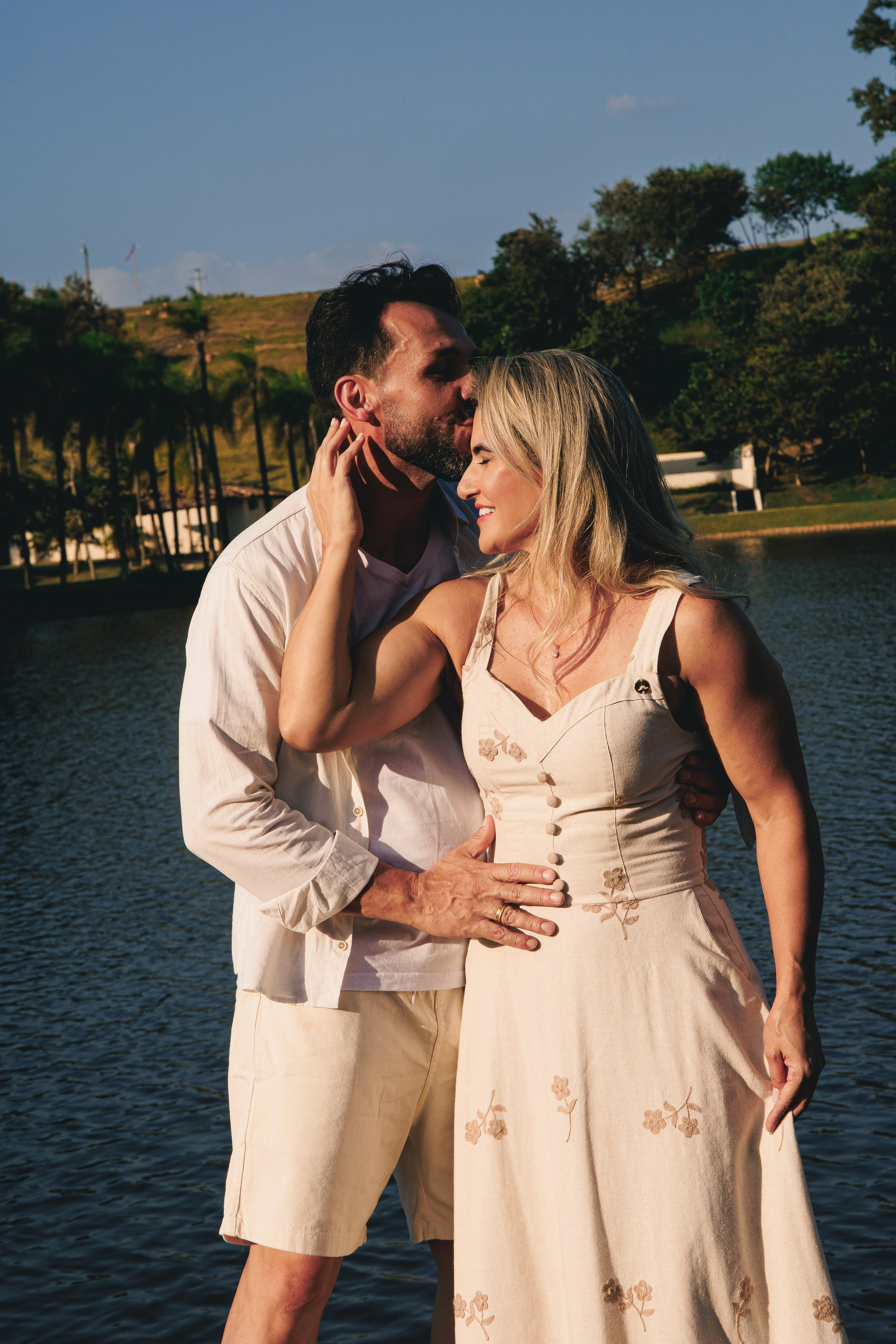 Ensaio Pré-Wedding no Interior Paulista com Lago, Areia e Pôr do Sol | Studio Melk. Tela cheia