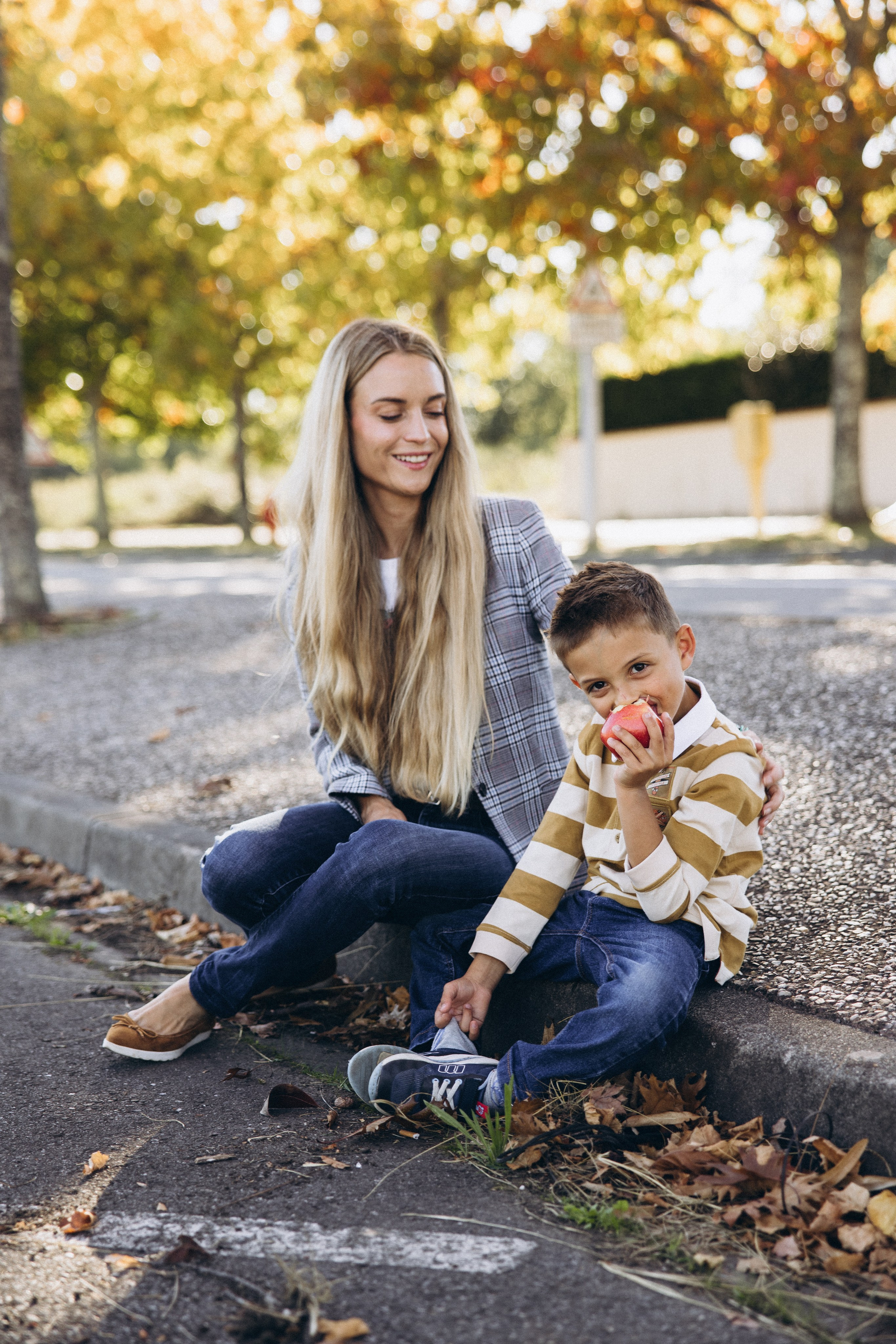 Autumn mother-son family photoshoot in Toulouse. Eugénie Smirnova — your photographer in Toulouse and southwest France