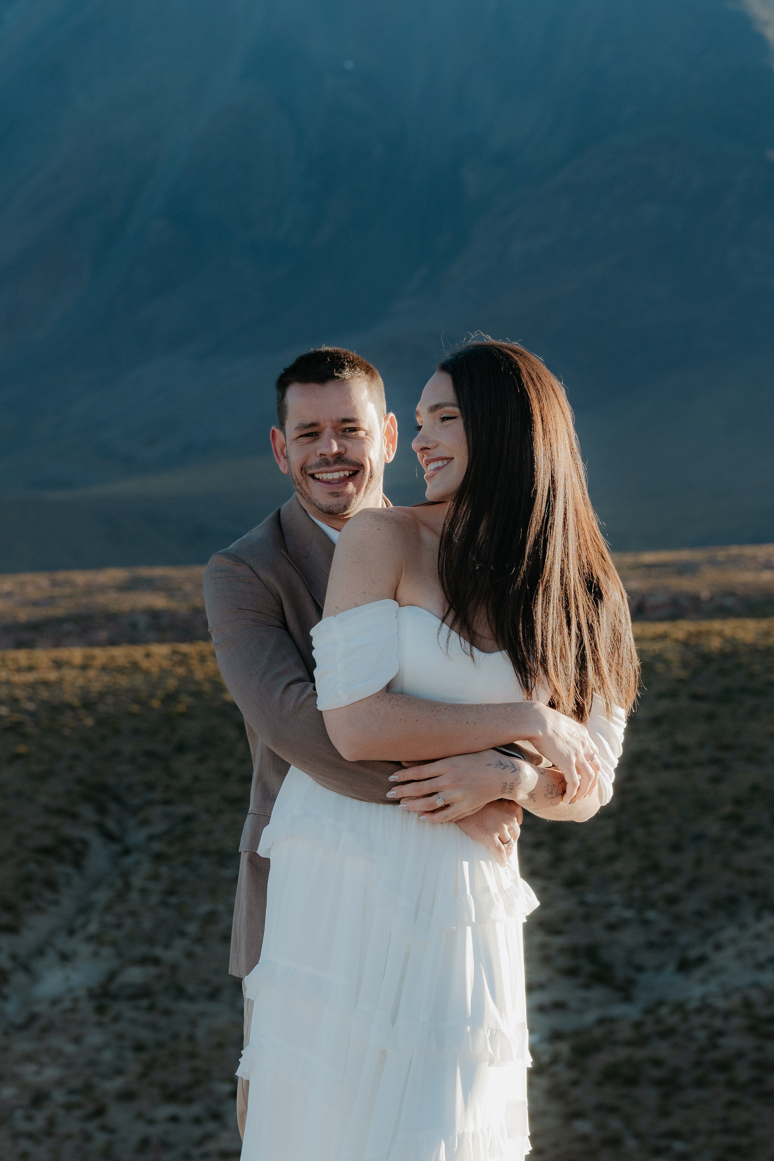 Pre-wedding no mirante do vulcão Licancabur. Photographer in San Pedro de Atacama