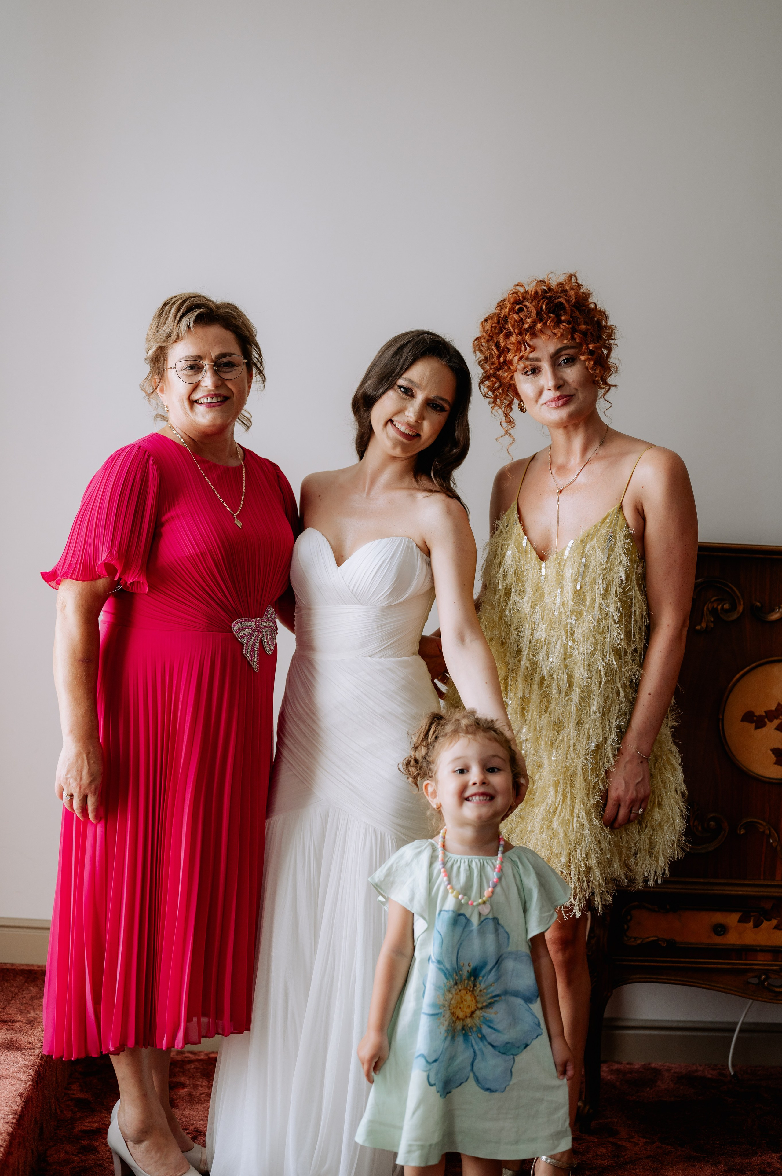 Cununie civila in aer liber , artificii de zi colorate , decor nunta , nunta la Hotel Traian. Proud Vision Weddings | Wedding Photography & Film — Servicii profesionale Foto Video Nunta Iasi