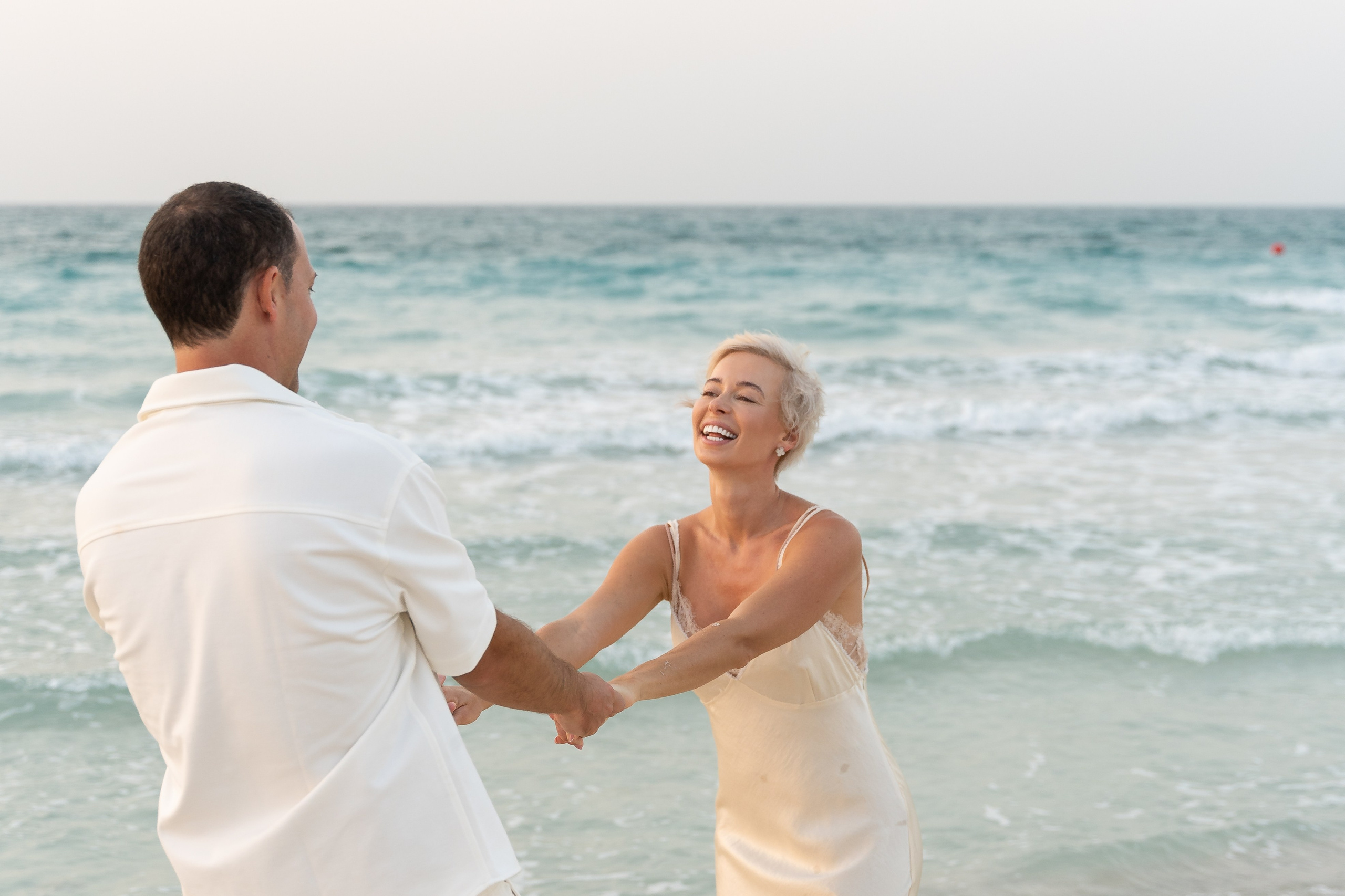 Предсвадебная фотосессия на пляже. Фотограф в Абу Даби Марина