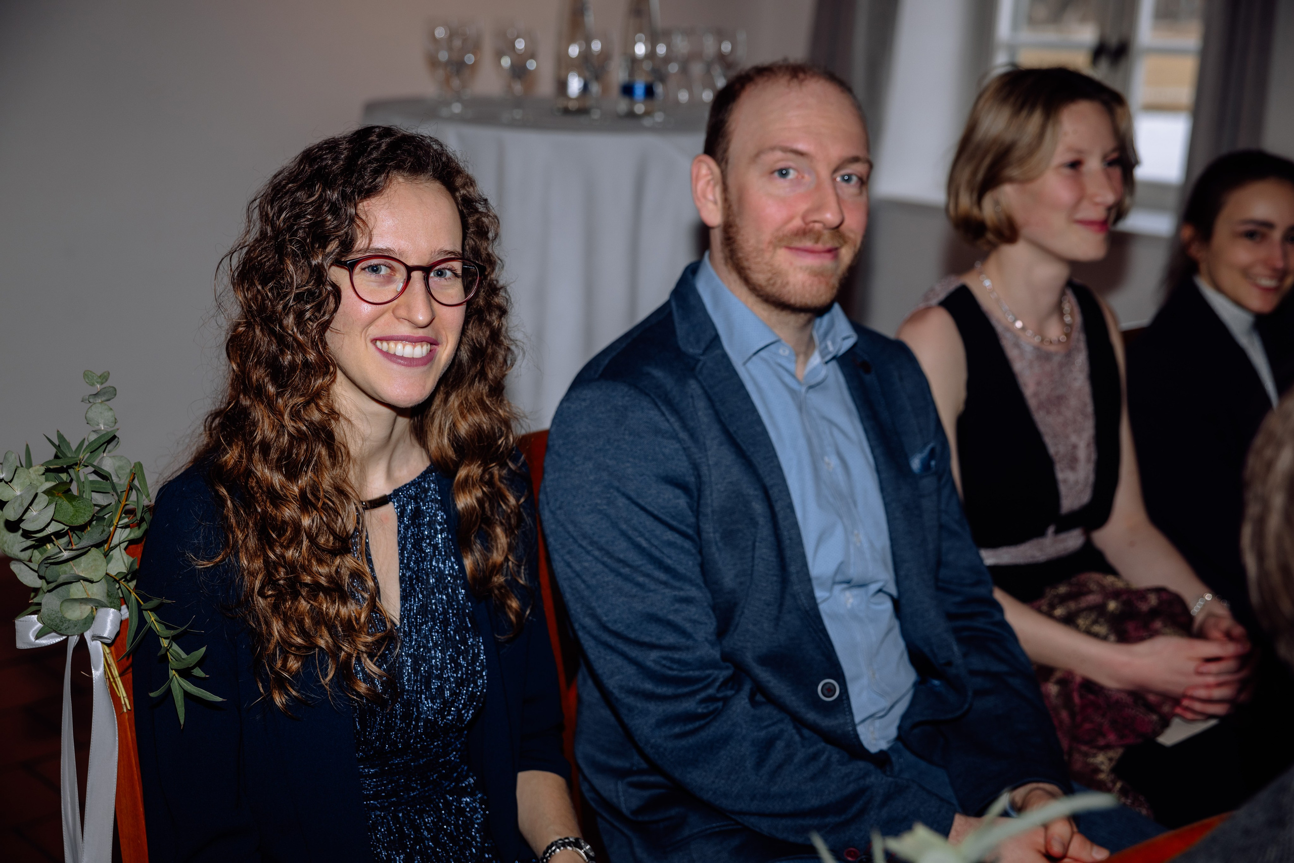 Lachende Hochzeitsgäste