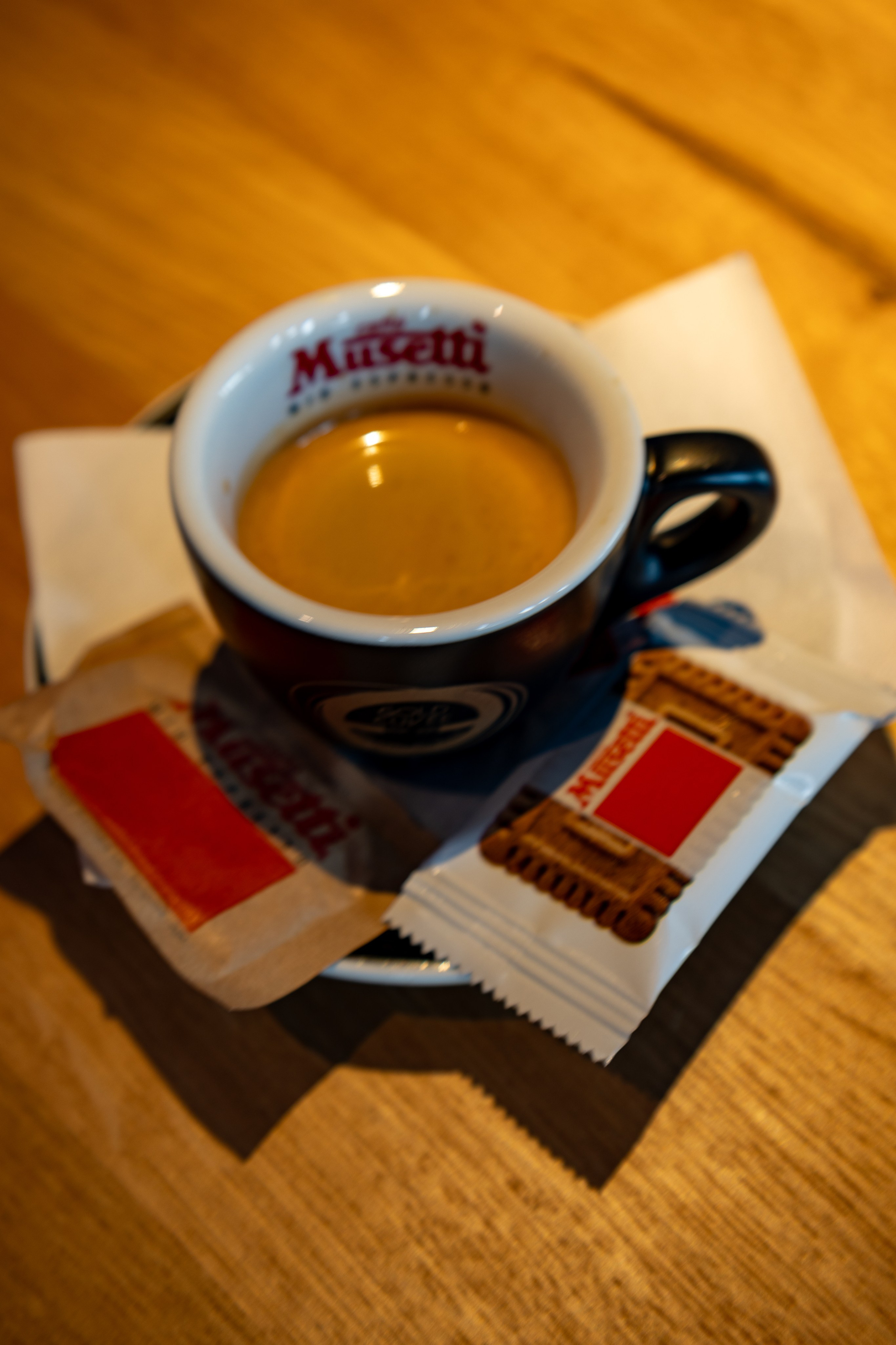 Cafenea “Monte Carlo” Buhuși. Fotograf. Lucrez cu oameni, produse și spații. Portret și fotografie creativă. Bacău, România. Lidia Savinoiu