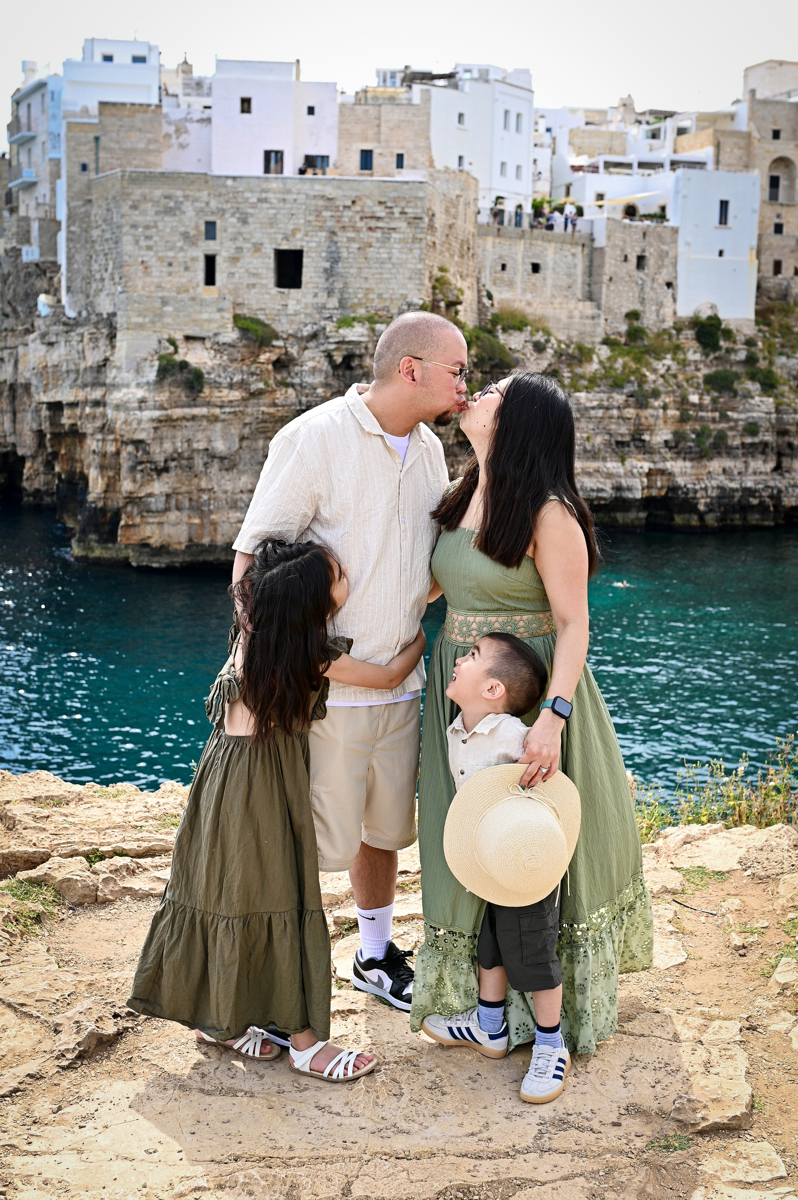 Family Photoshoot in Monopoli with Aiza and Jamie. Fotografa in Puglia e Roma — Servizi fotografici romantici in Italia