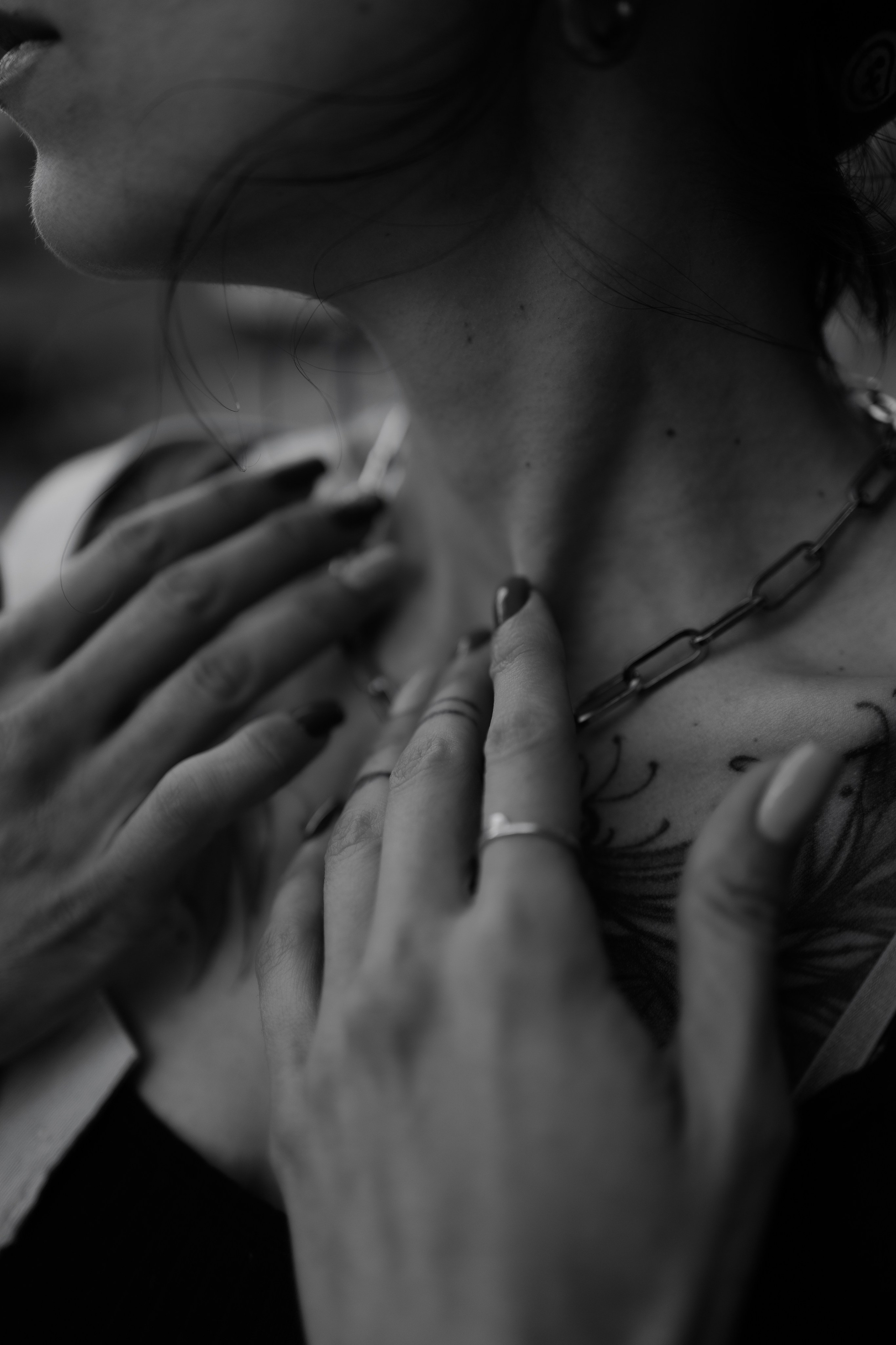 Black&White Street Portrait in Berlin. Woman with Tattoos&Dreadlocks. Authentic Photography by Kristina Kozheltsova. Kristina Kozheltsova- Soulful Portrait&Lifestyle&Love Story Photographer in Leipzig, Germany