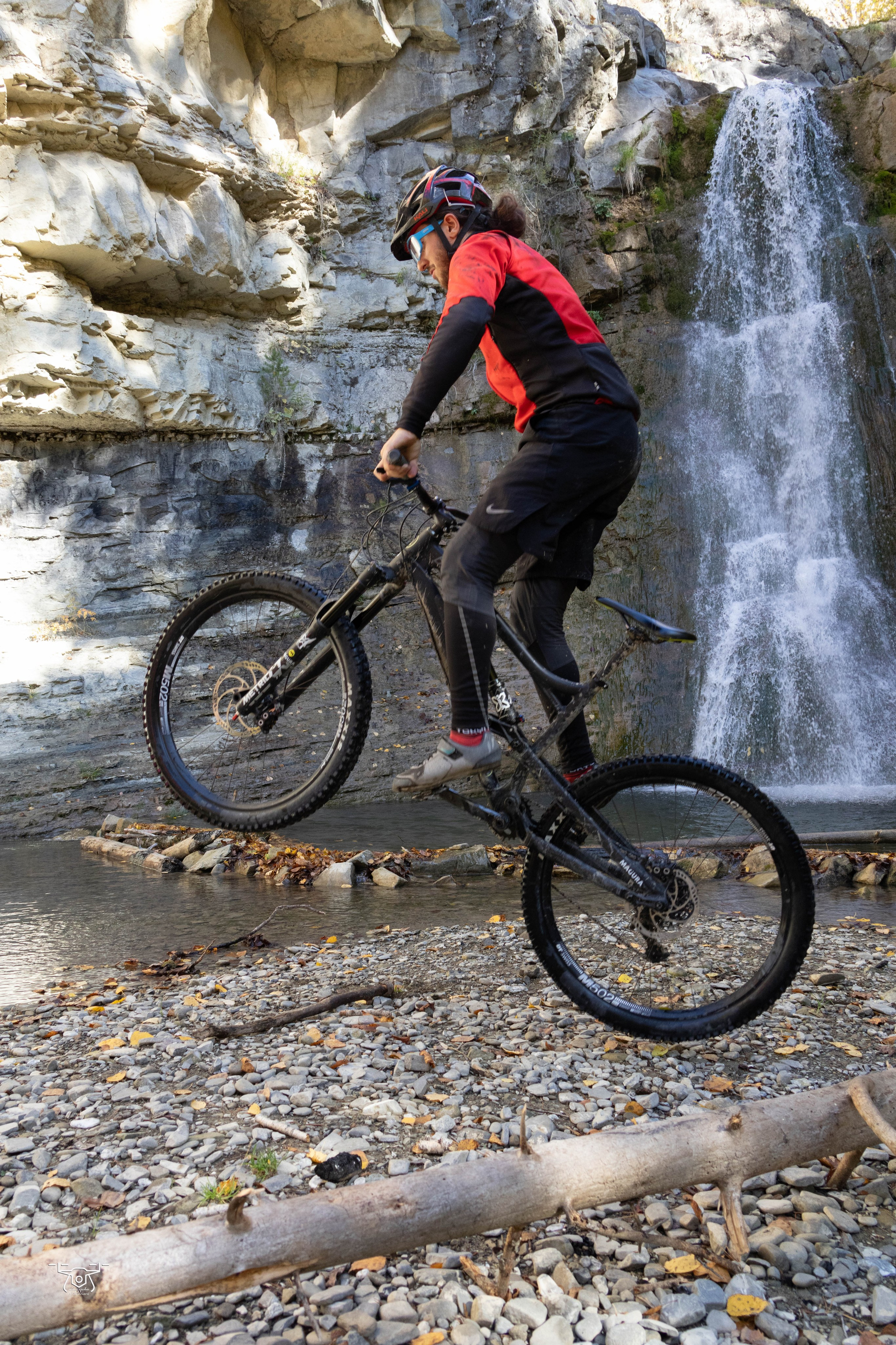 შემოდგომის ველოტური ატენის ხეობაში კავკასიის ველო ქსელთან ერთად. FramefreeMan