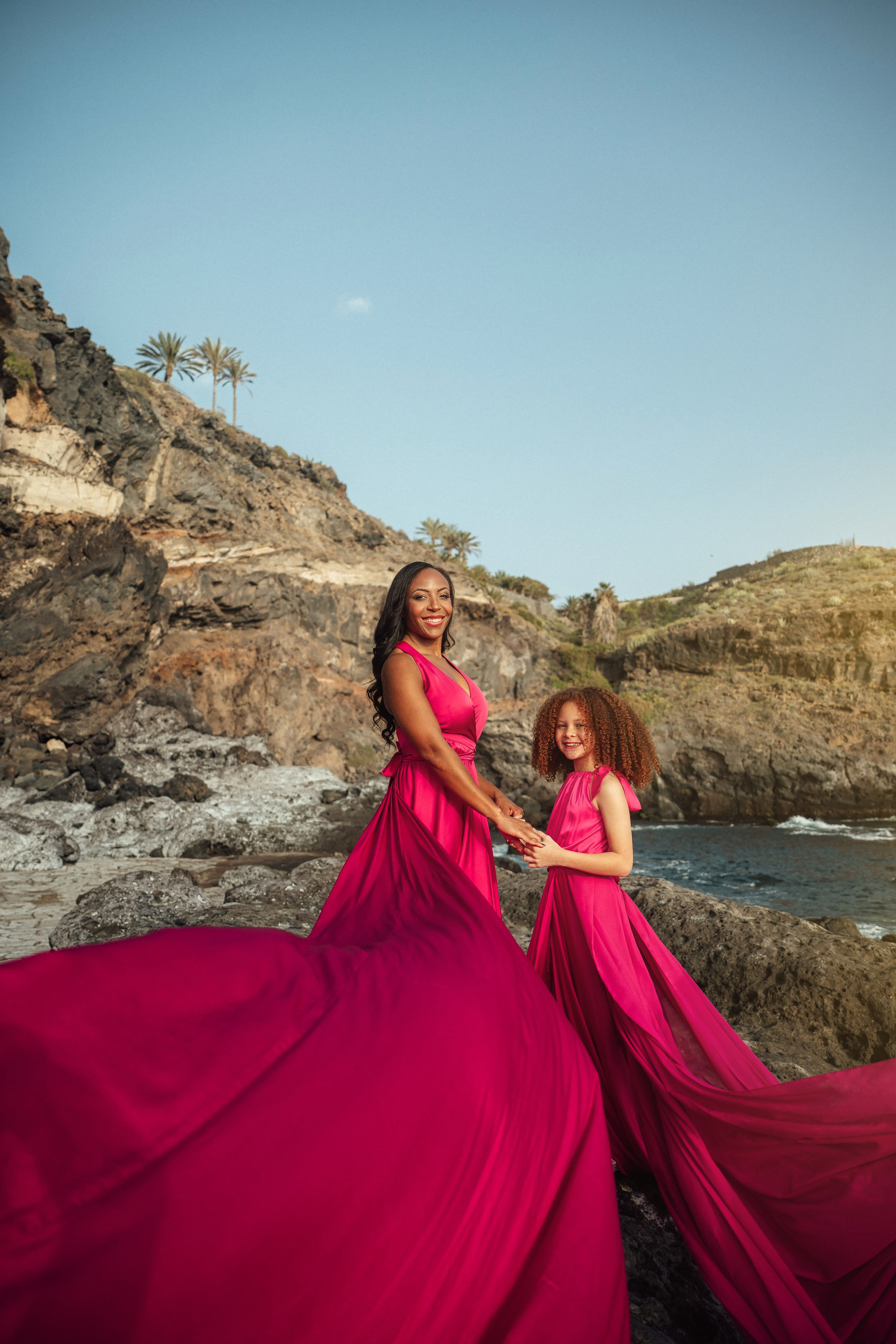 Sesión de mamá e hija en fucsia: ejemplos con vestidos de cola. Tania Bonnet | Fotógrafa profesional en Tenerife – Sesiones con vestidos voladores