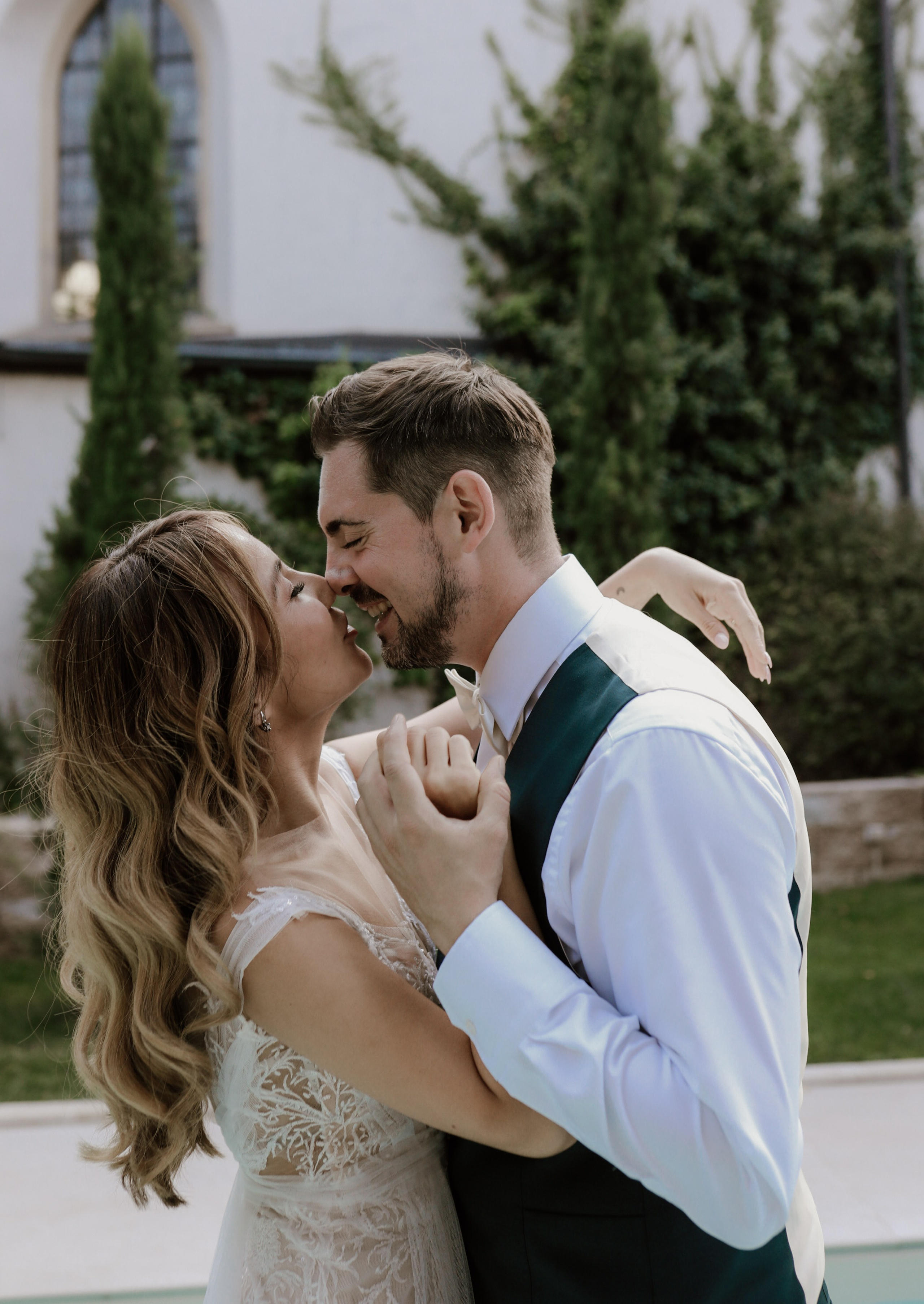 Natürliche Paarfotos im Morrhof mit mediterraner Architektur 