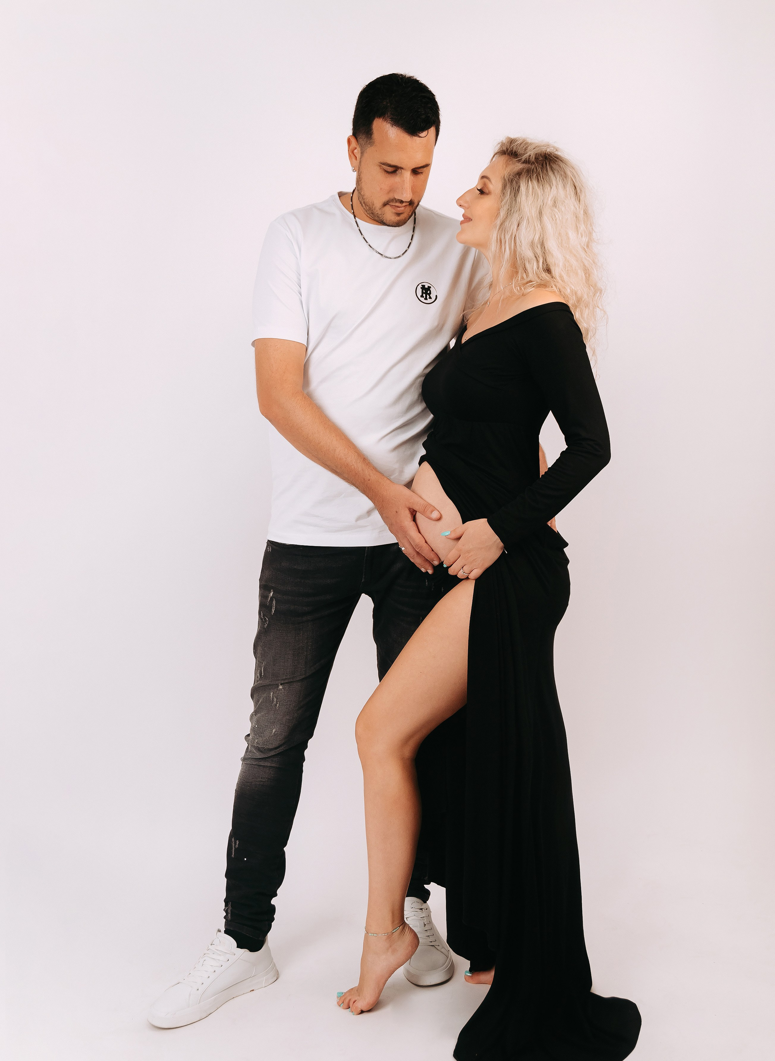 Studio pregnancy photoshooting for Alina and Michael. Home