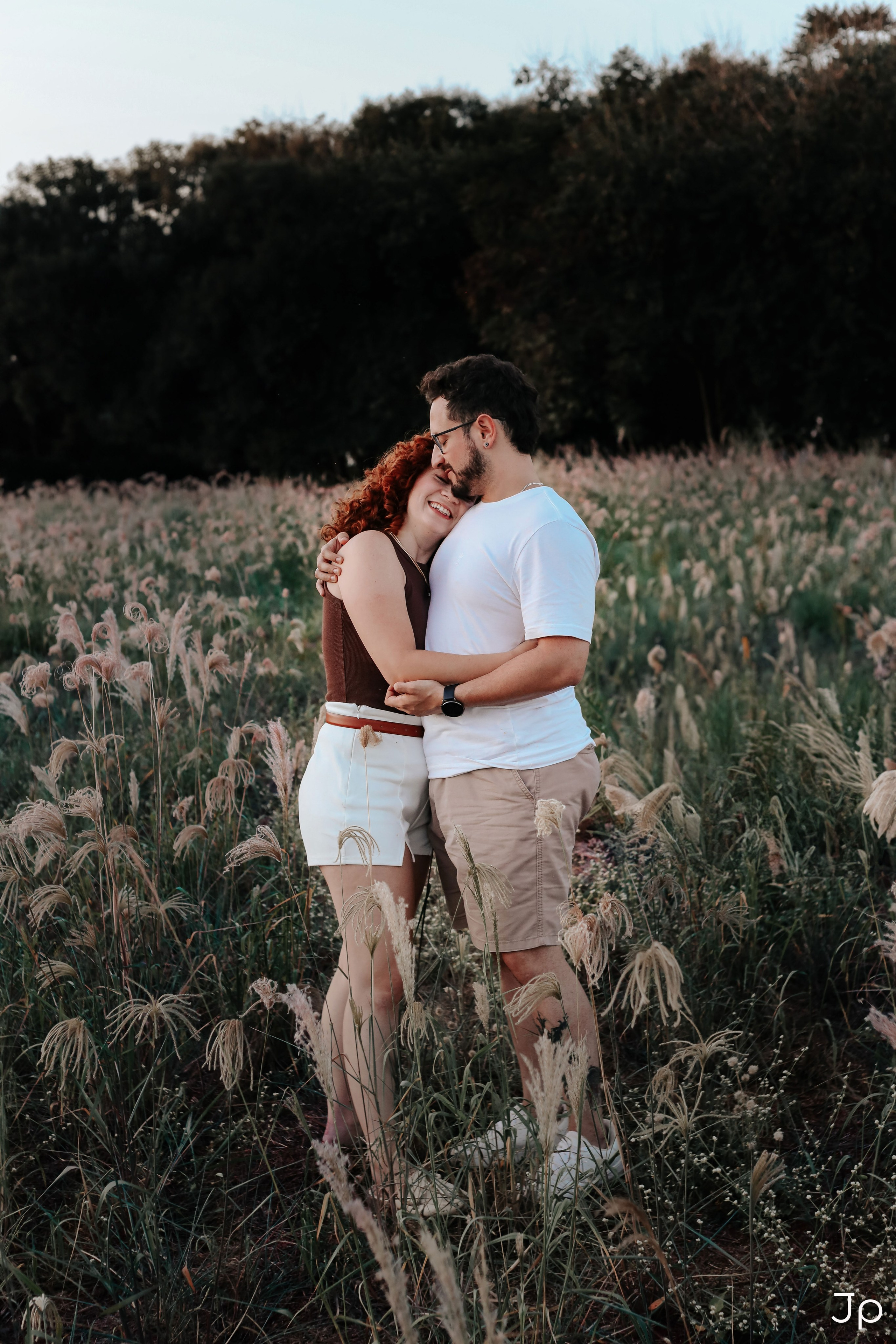 Beijo apaixonado no meio do campo.