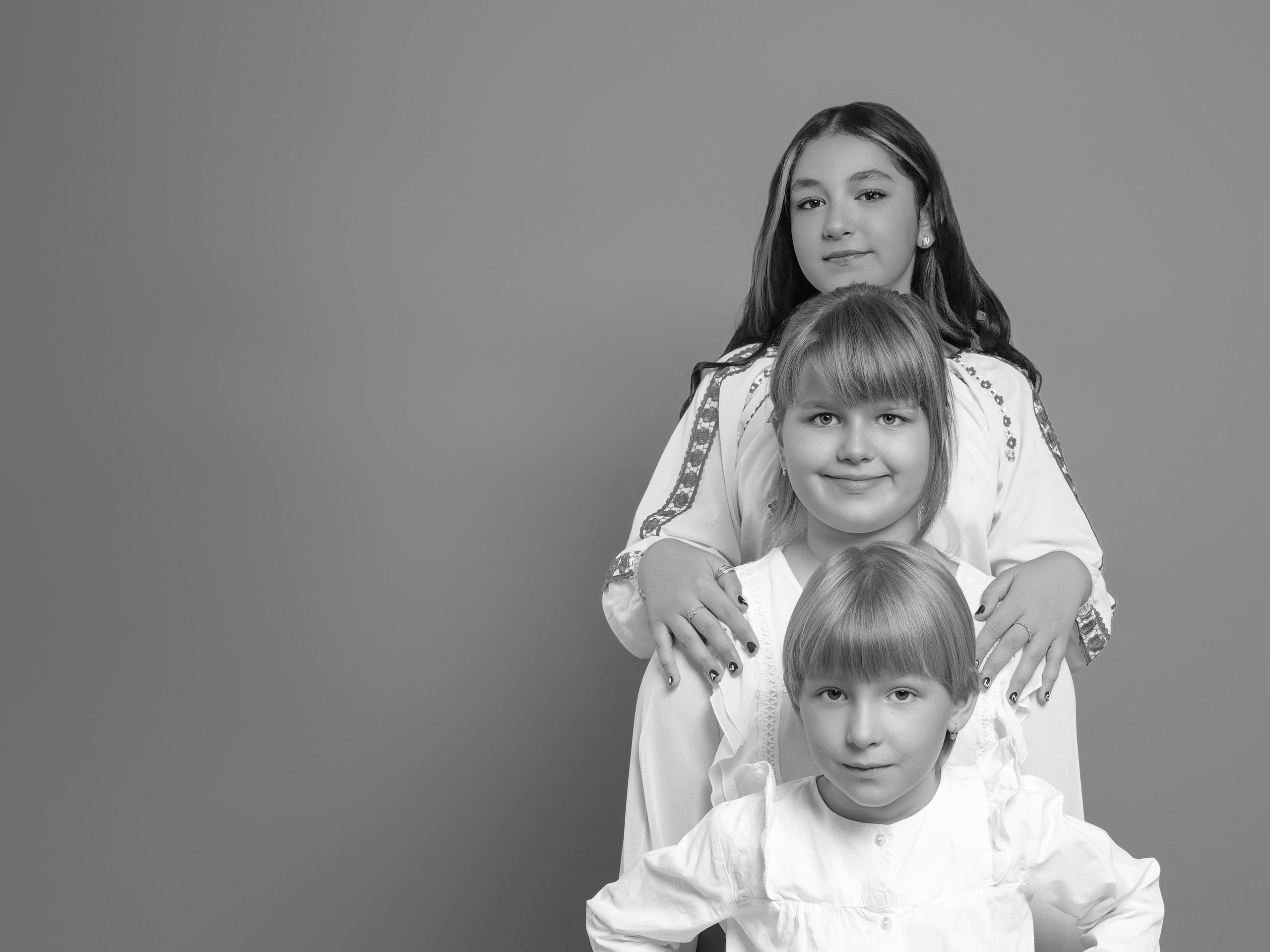 Familie cu doi copii în parc – fotografie caldă