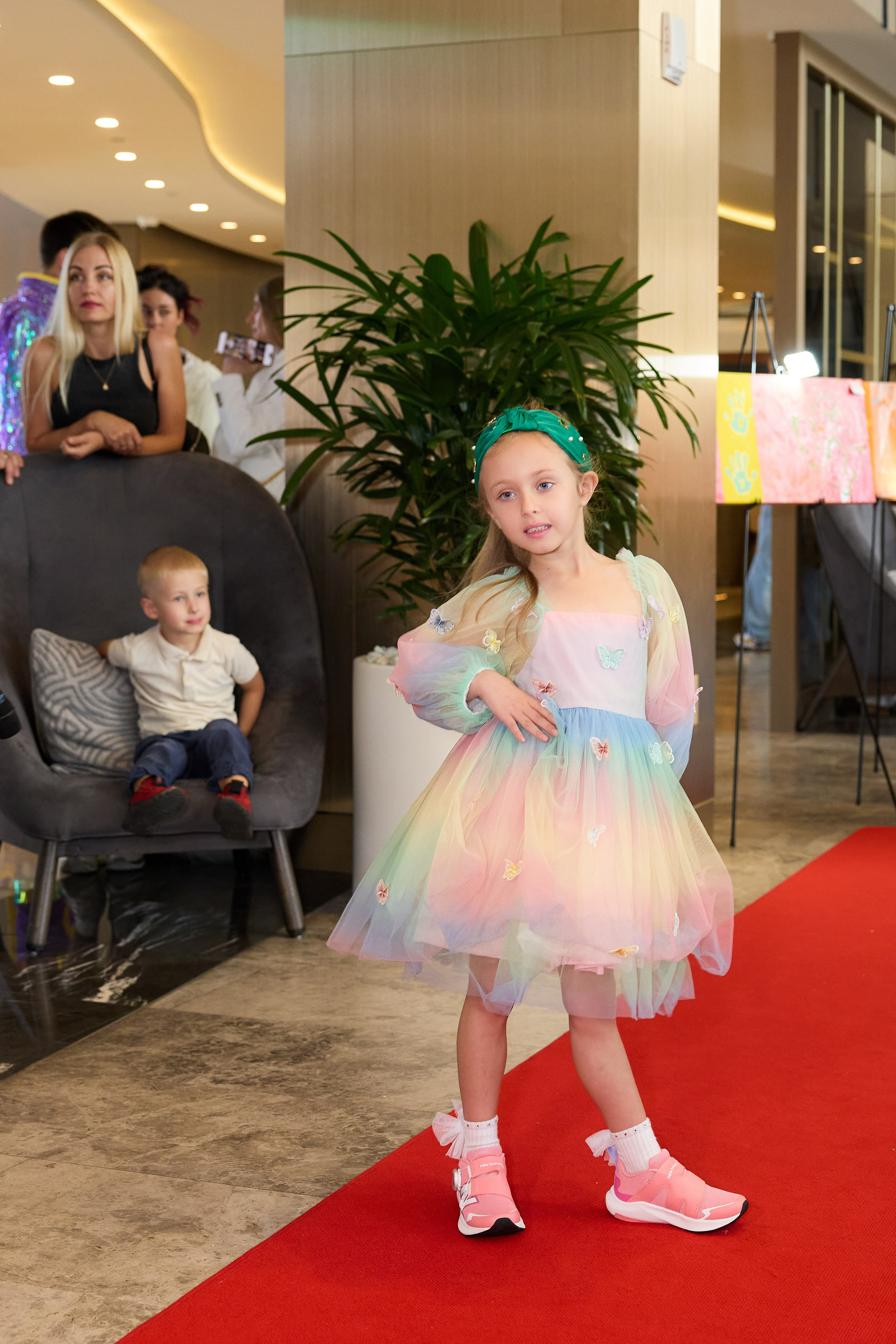 Авторская благотворительная художественная выставка Дианы Бортник. Фотограф Юлия Маковеева