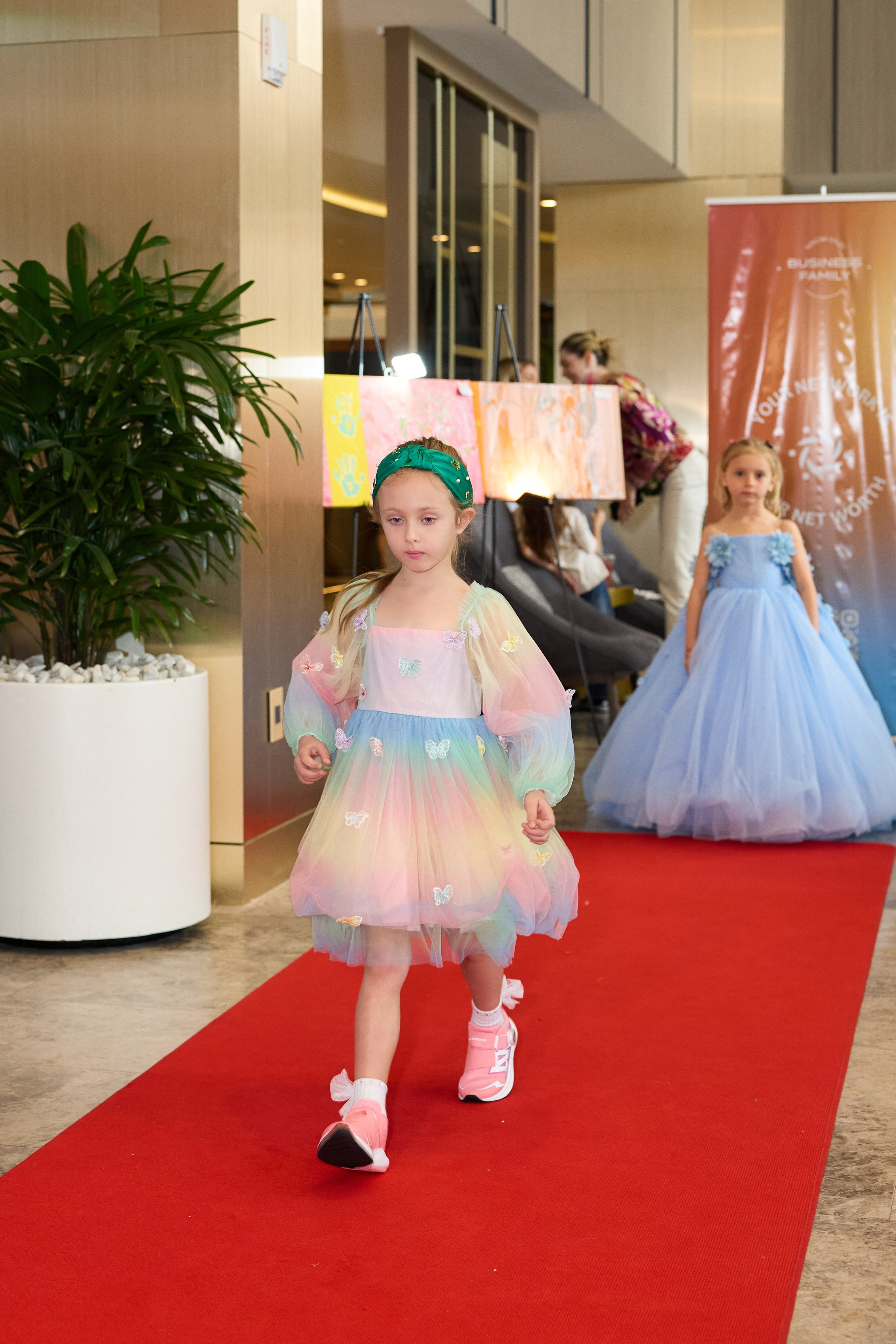 Авторская благотворительная художественная выставка Дианы Бортник. Фотограф Юлия Маковеева