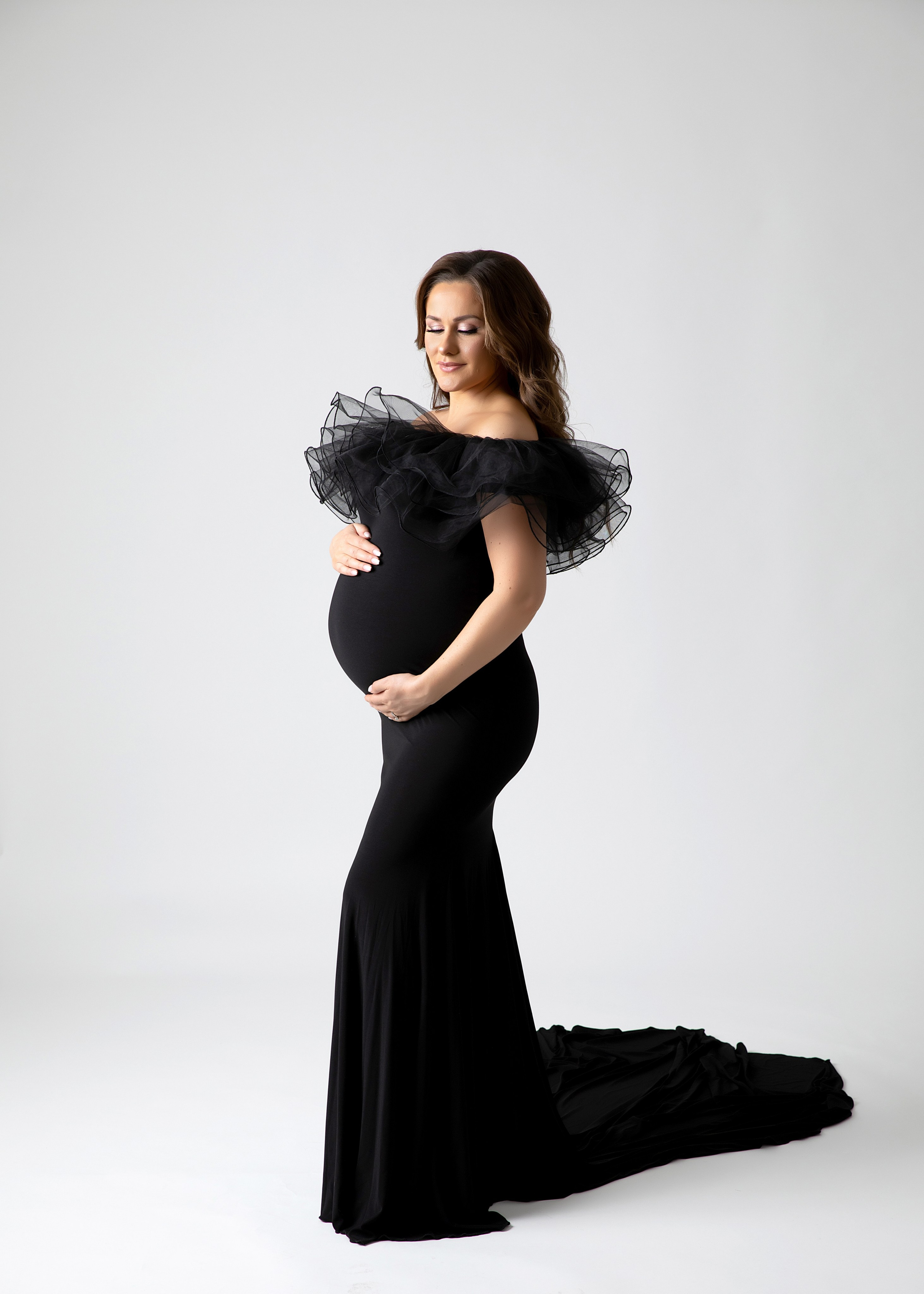 Vår stiliga fotossession för graviditet fångar din skönhet och glädje med eleganta klänningar tillgängliga för uthyrning.