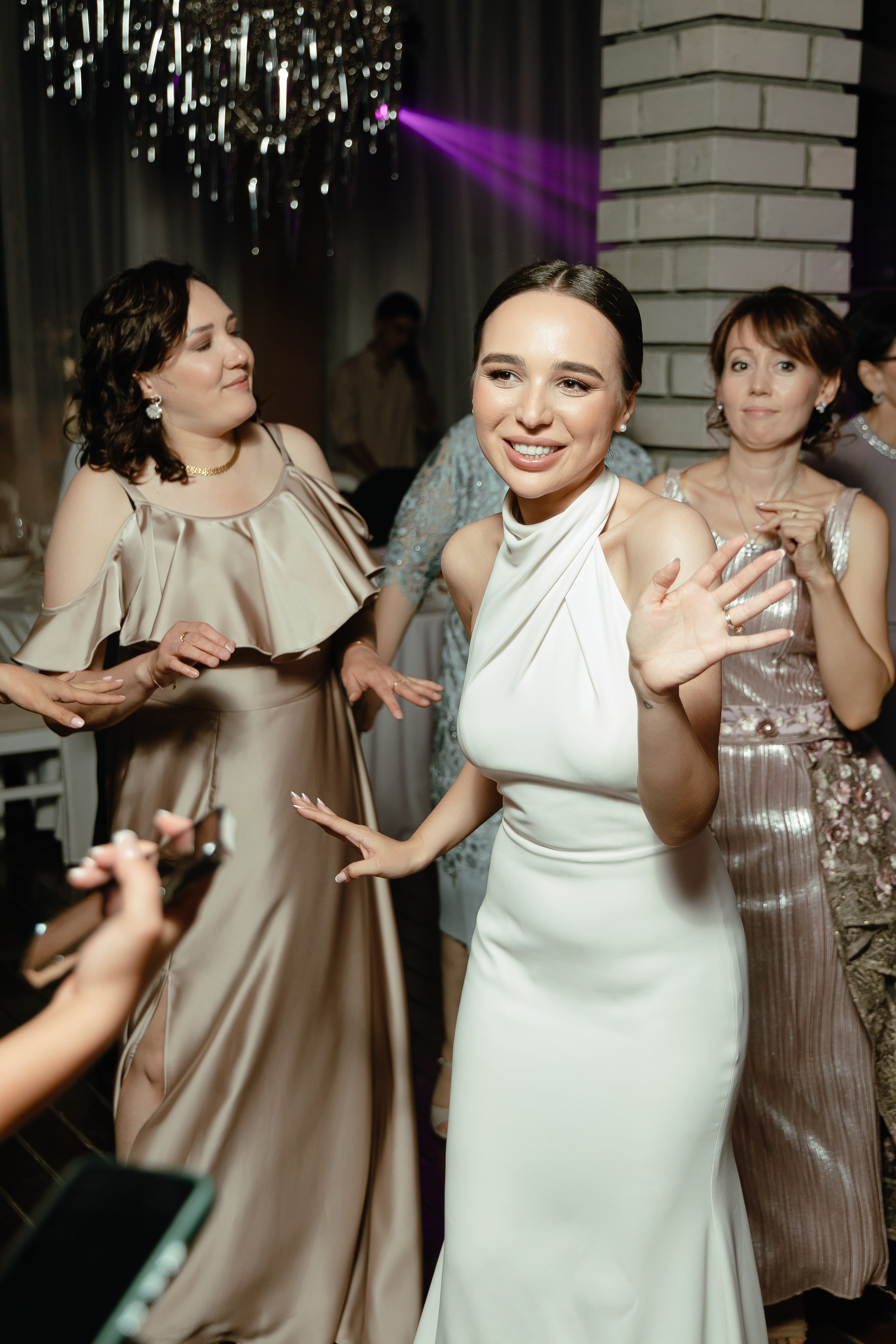 Thomas & Suyumbika. Главная