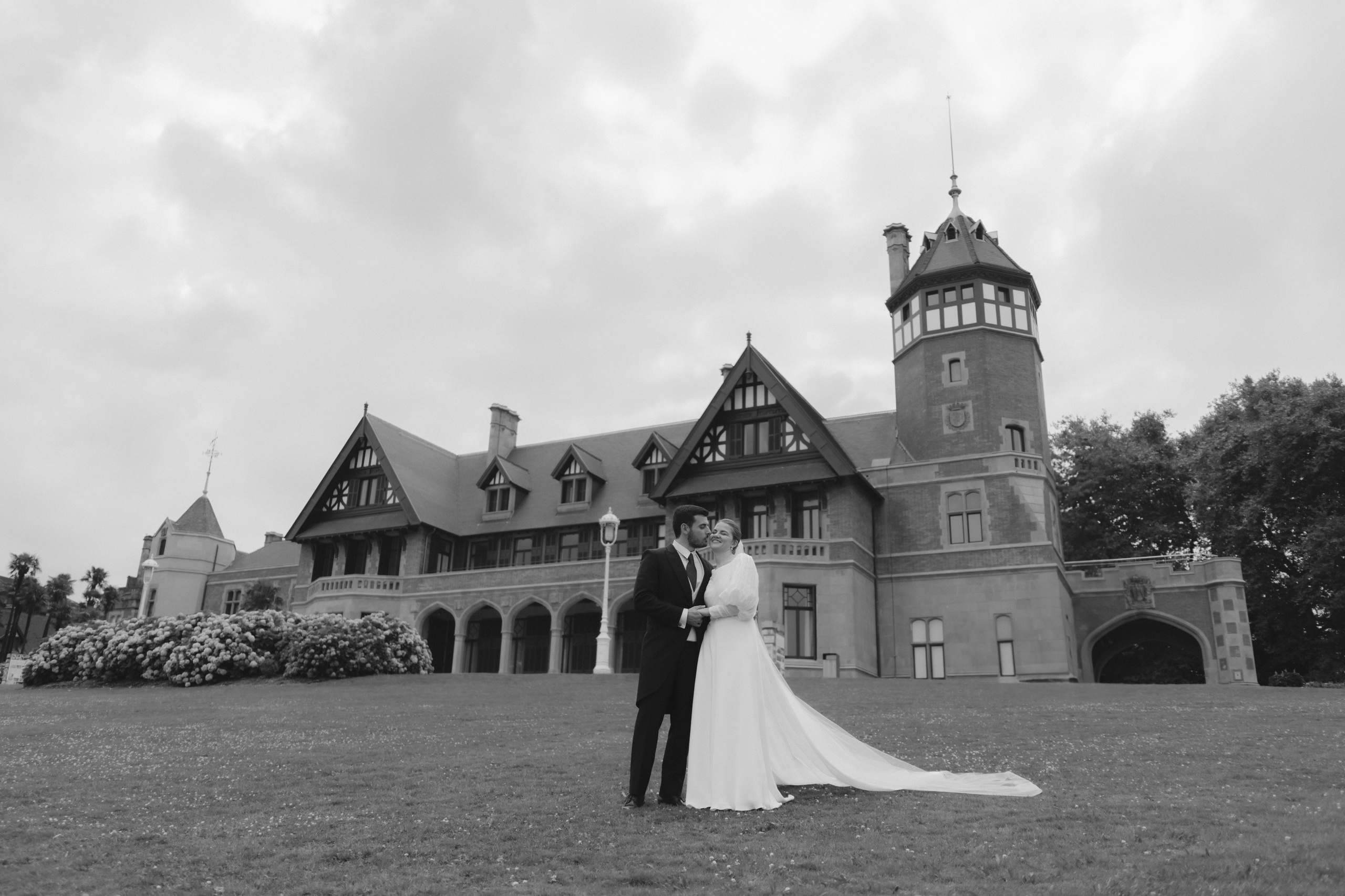 Elegancia y alegría familiar. Boda de Andrés y Lucía en San Sebastián. Holigood foto y video reportaje de bodas en San Sebastián y Europa