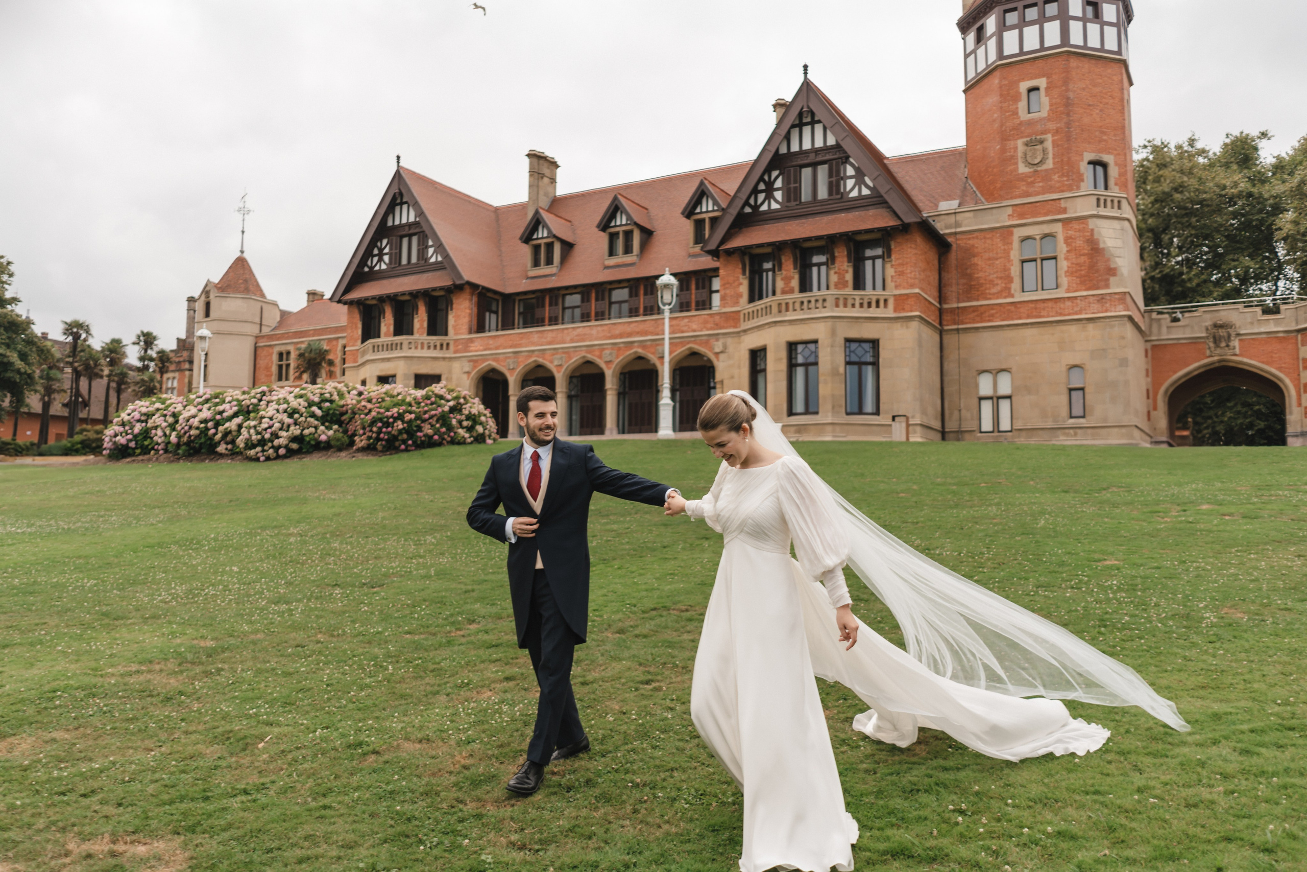 Elegancia y alegría familiar. Boda de Andrés y Lucía en San Sebastián. Holigood foto y video reportaje de bodas en San Sebastián y Europa