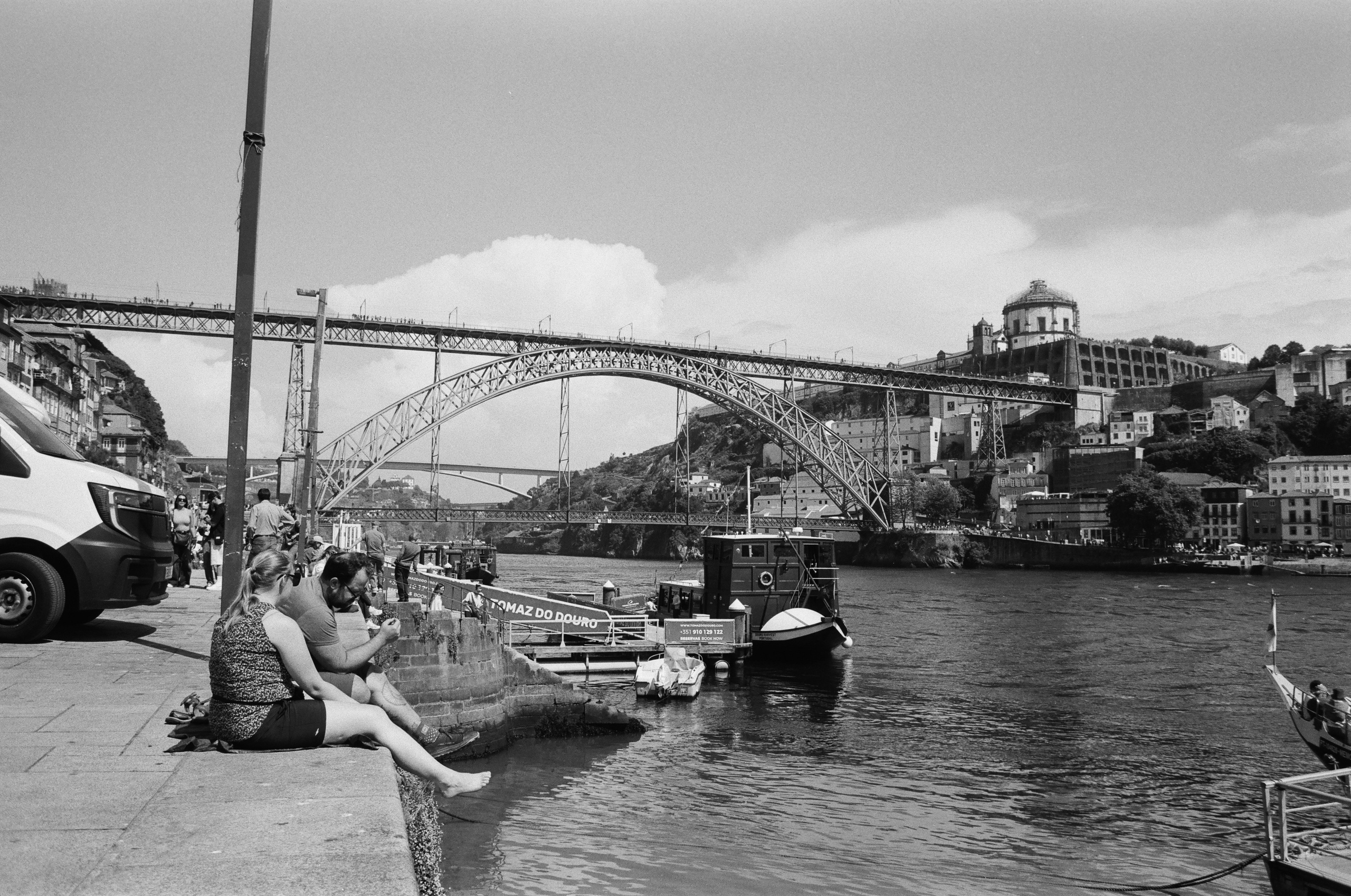 Ponte Dom Luís I und Uferpromenade am Douro in Porto
