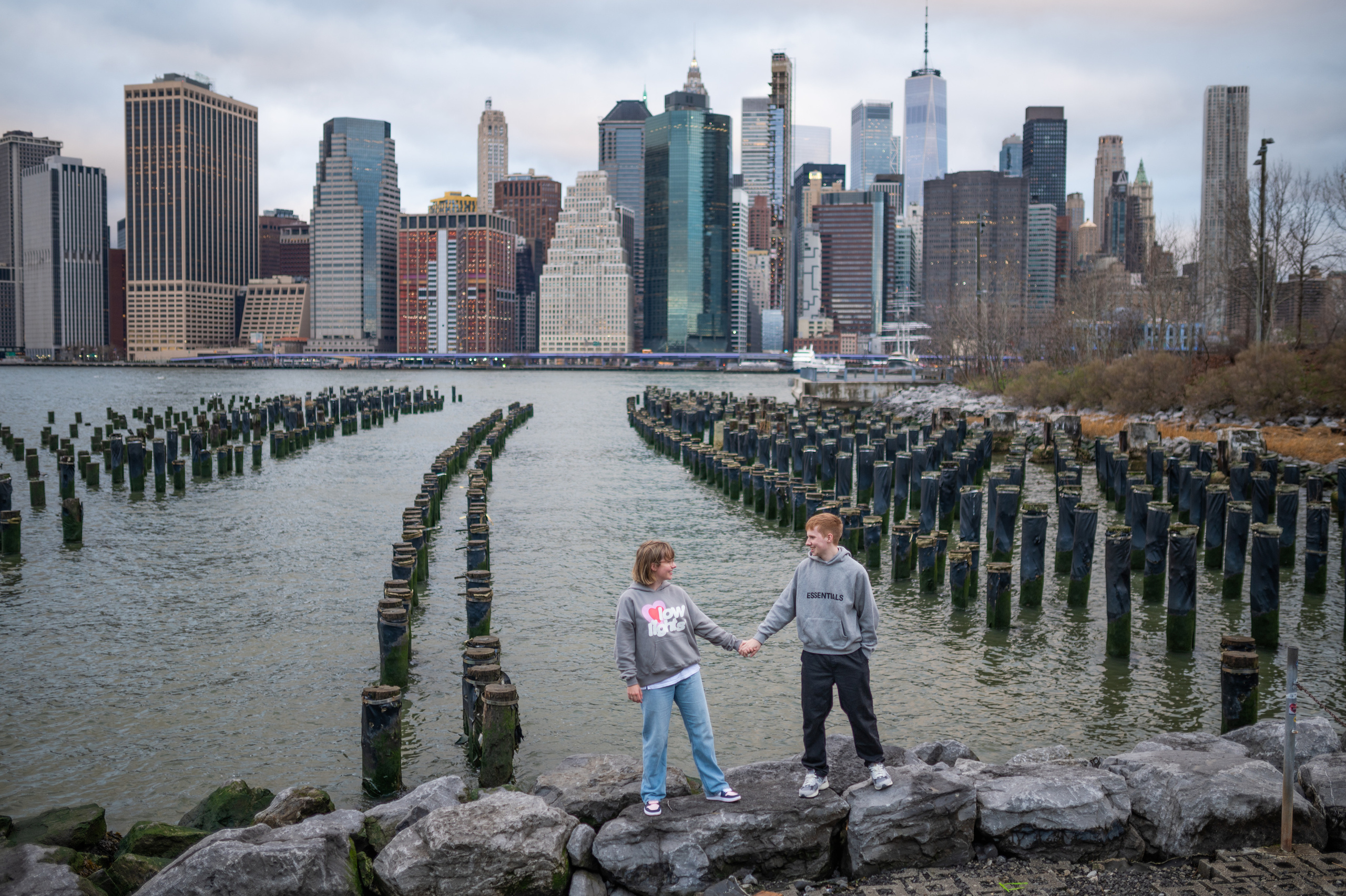 engagements photo session in Brooklyn Bridge park