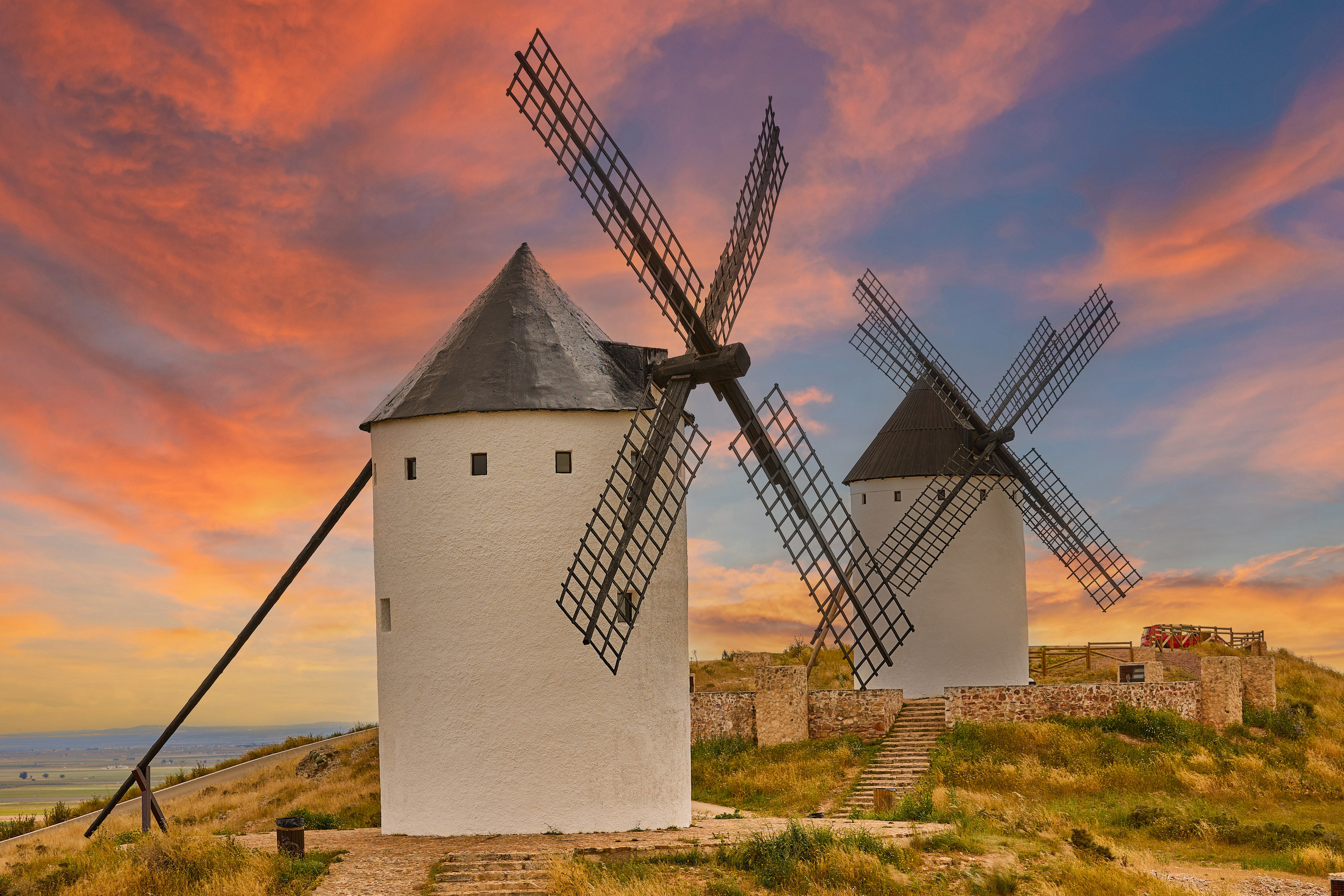 Dos molinos emblemáticos en Consuegra, Castilla-La Mancha, iluminados por la luz del atardecer