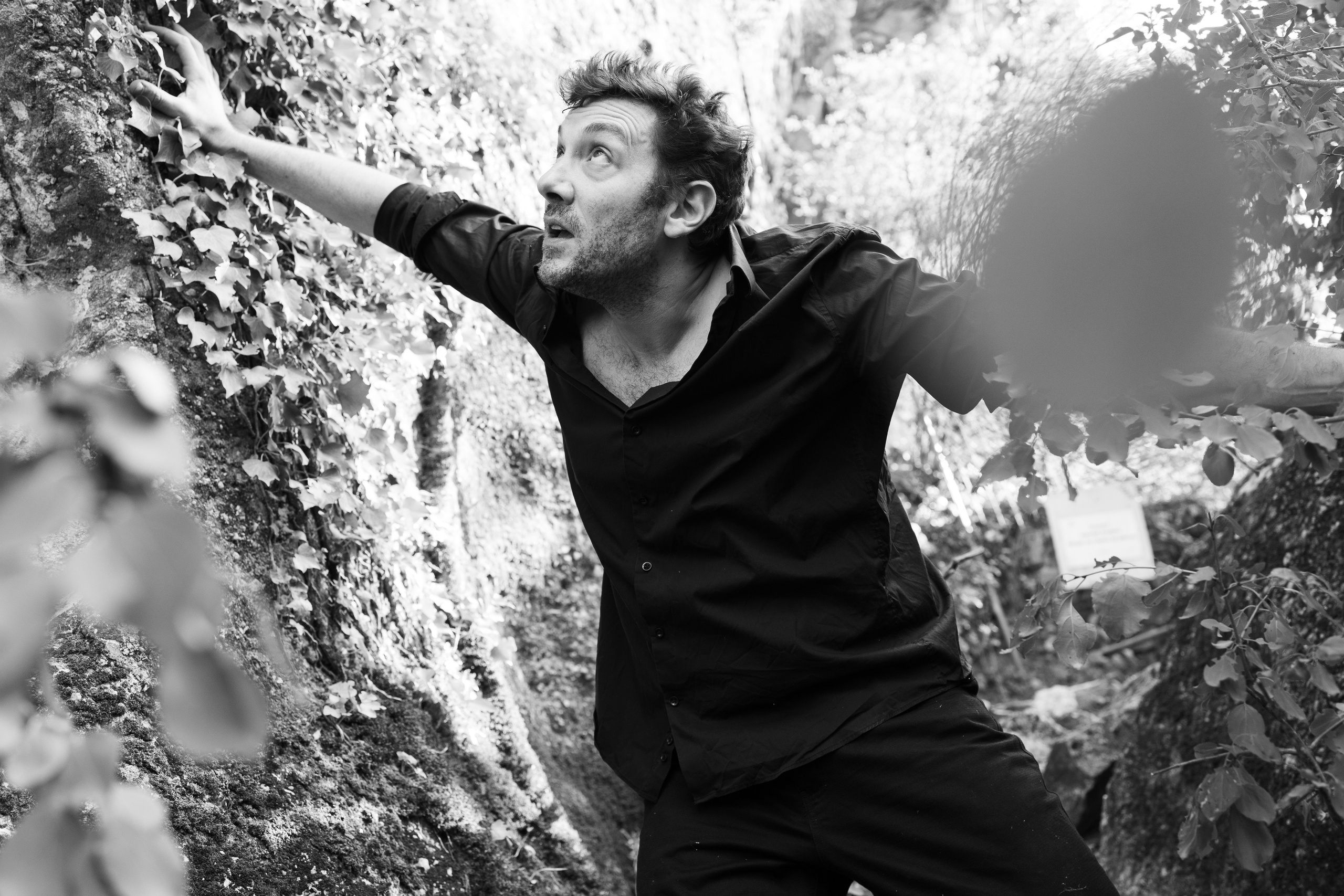 Portrait du portfolio d’un acteur Avignon Provence France. Histoires d’amour, séances photos de famille et de mariage en France