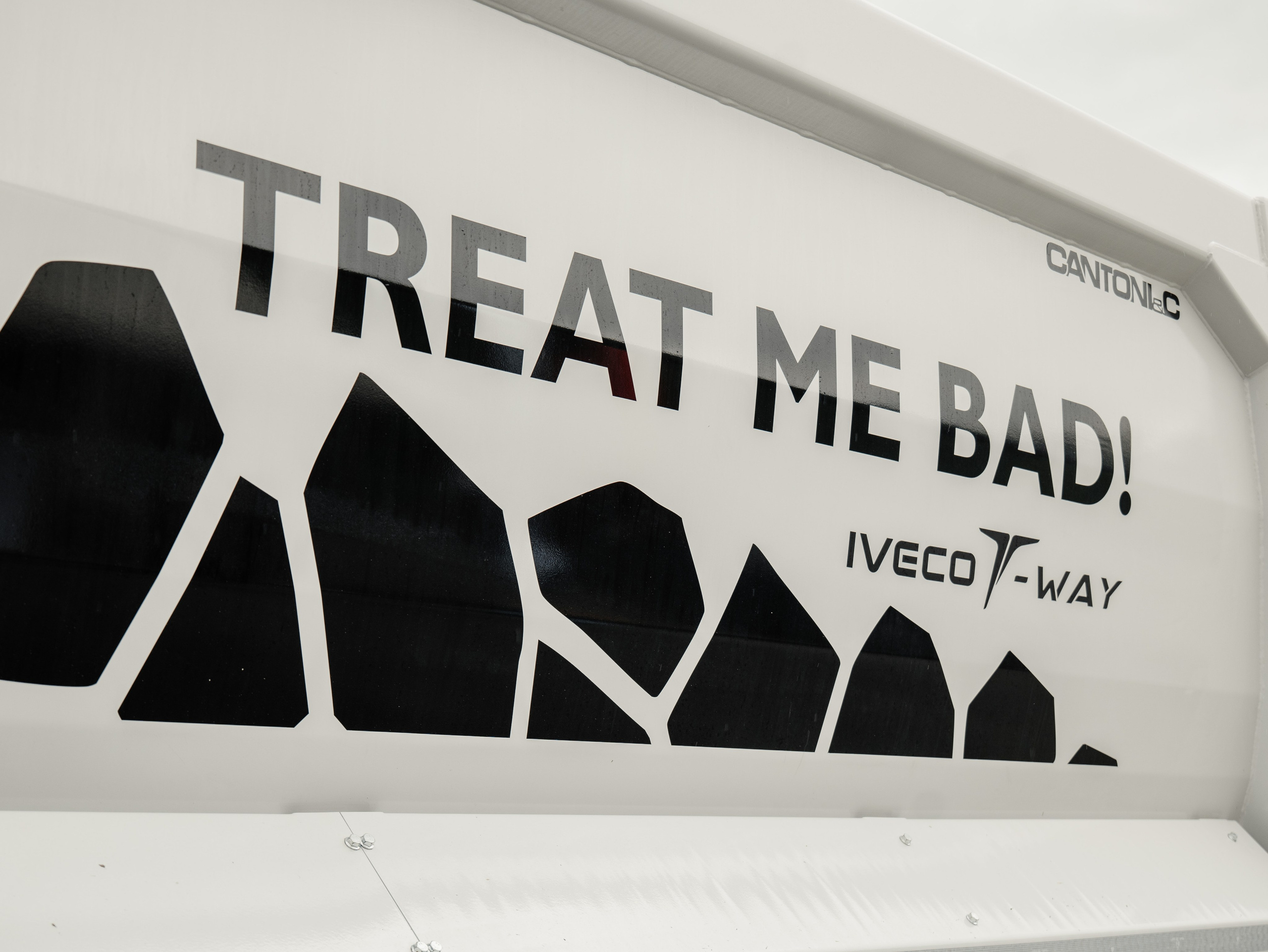 LANSARE IVECO T-WAY. Freesh Media Products