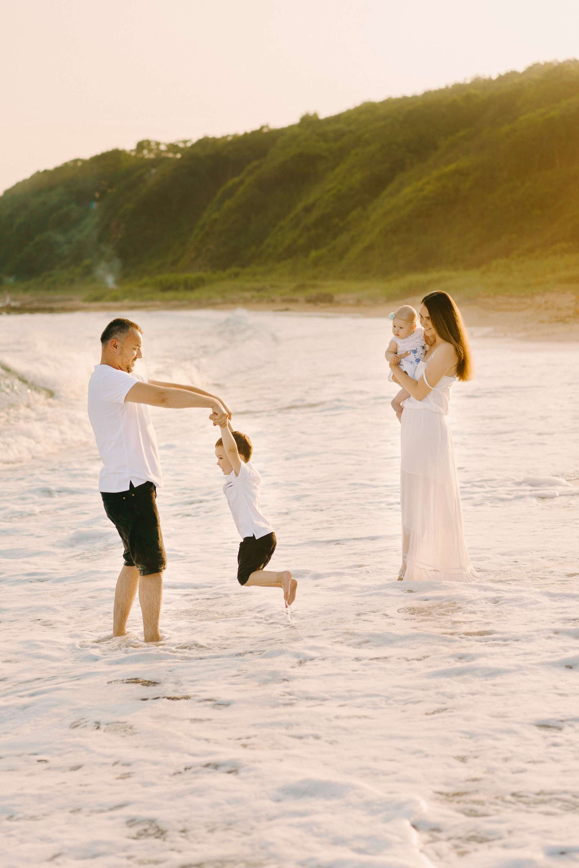 FAMILY BY THE OCEAN. Wedding Photography & Videography Team in California, Los Angeles, San Francisco, San Diego and Travel