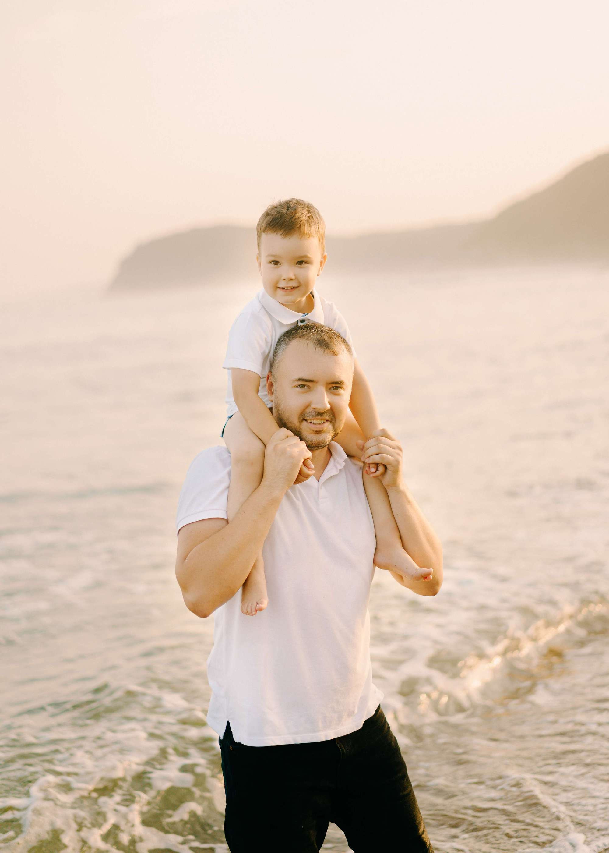 FAMILY BY THE OCEAN. Wedding Photography & Videography Team in California, Los Angeles, San Francisco, San Diego and Travel