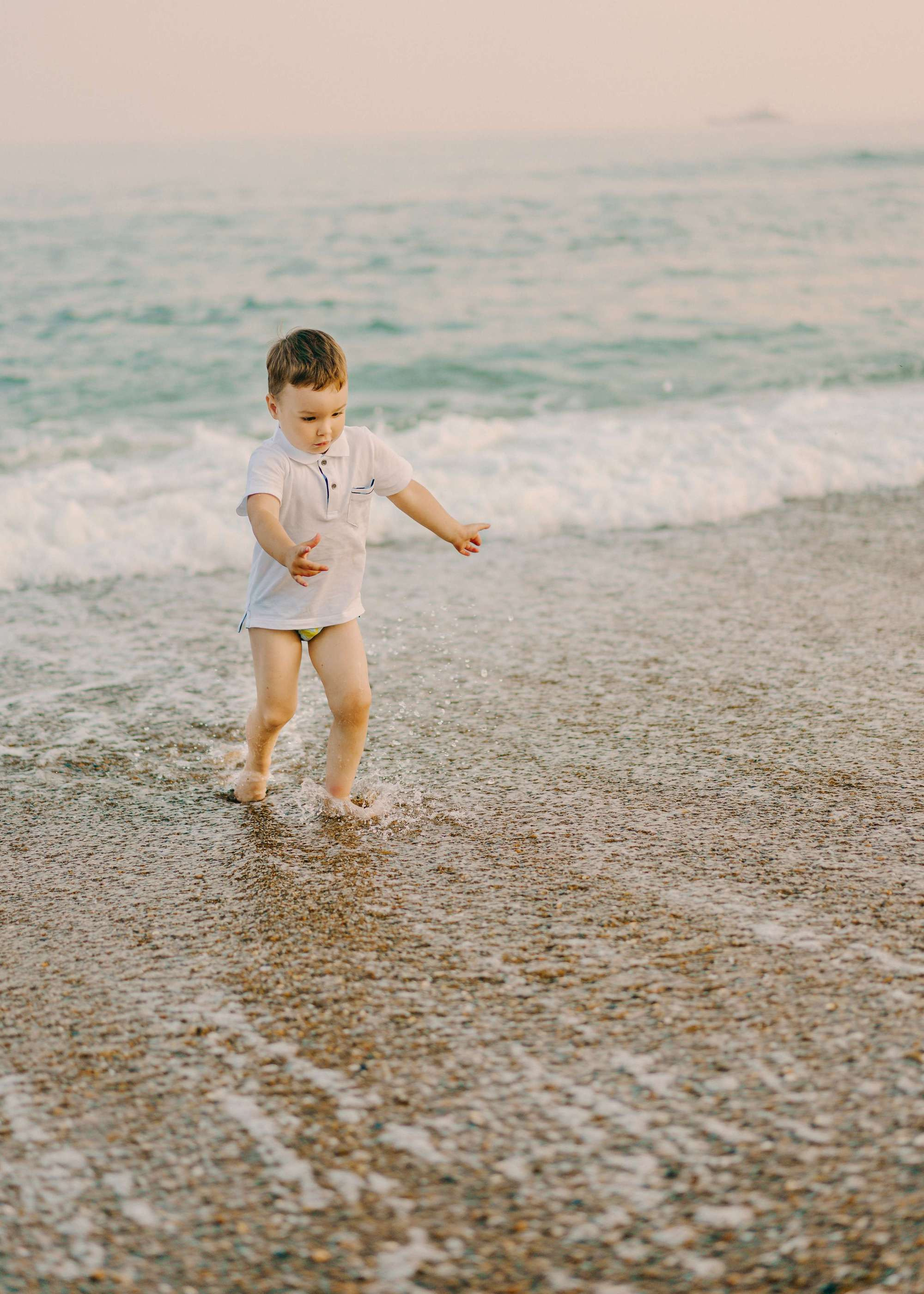 FAMILY BY THE OCEAN. Wedding Photography & Videography Team in California, Los Angeles, San Francisco, San Diego and Travel