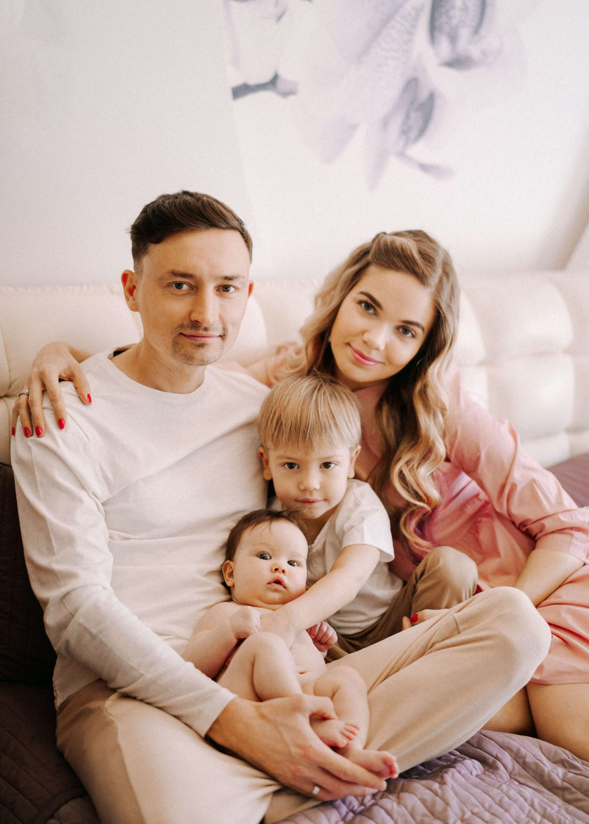 FAMILY SESSION AT HOME. Wedding Photography & Videography Team in California, Los Angeles, San Francisco, San Diego and Travel