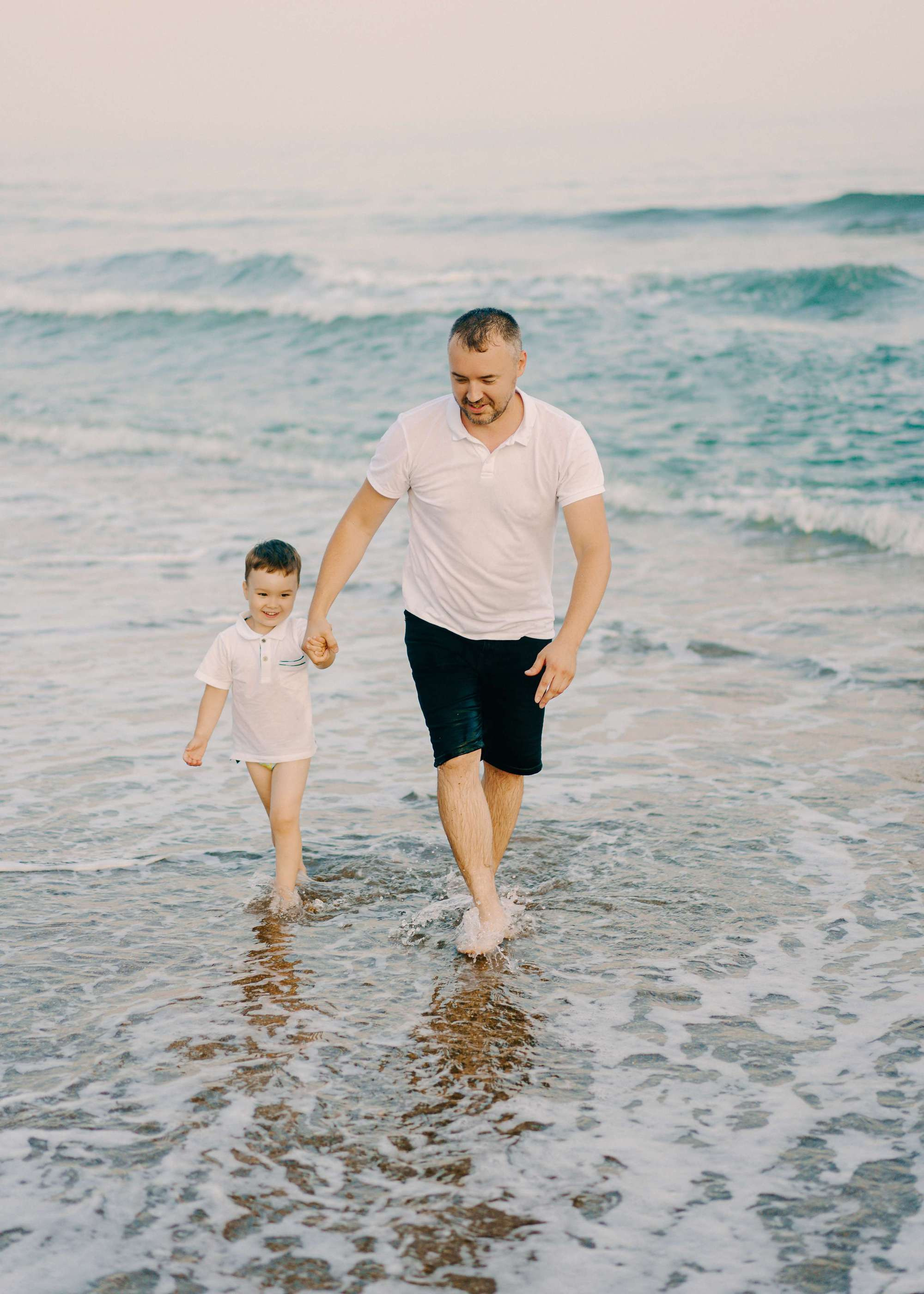 FAMILY BY THE OCEAN. Wedding Photography & Videography Team in California, Los Angeles, San Francisco, San Diego and Travel