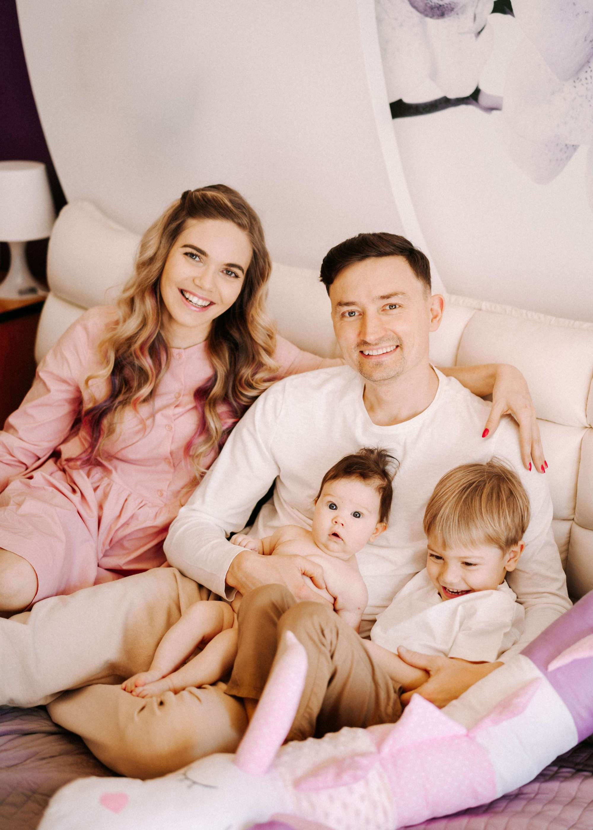 FAMILY SESSION AT HOME. Wedding Photography & Videography Team in California, Los Angeles, San Francisco, San Diego and Travel