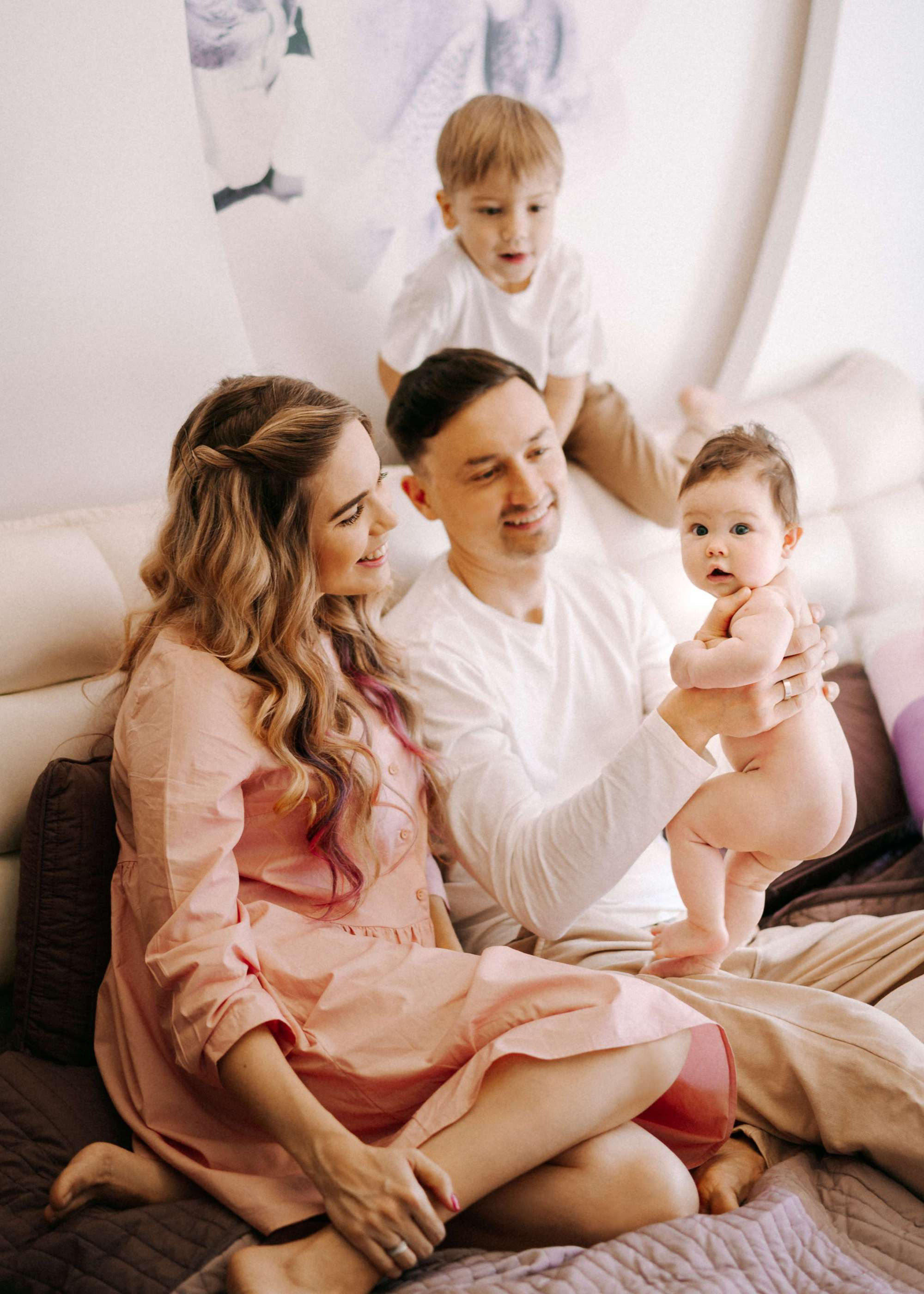 FAMILY SESSION AT HOME. Wedding Photography & Videography Team in California, Los Angeles, San Francisco, San Diego and Travel