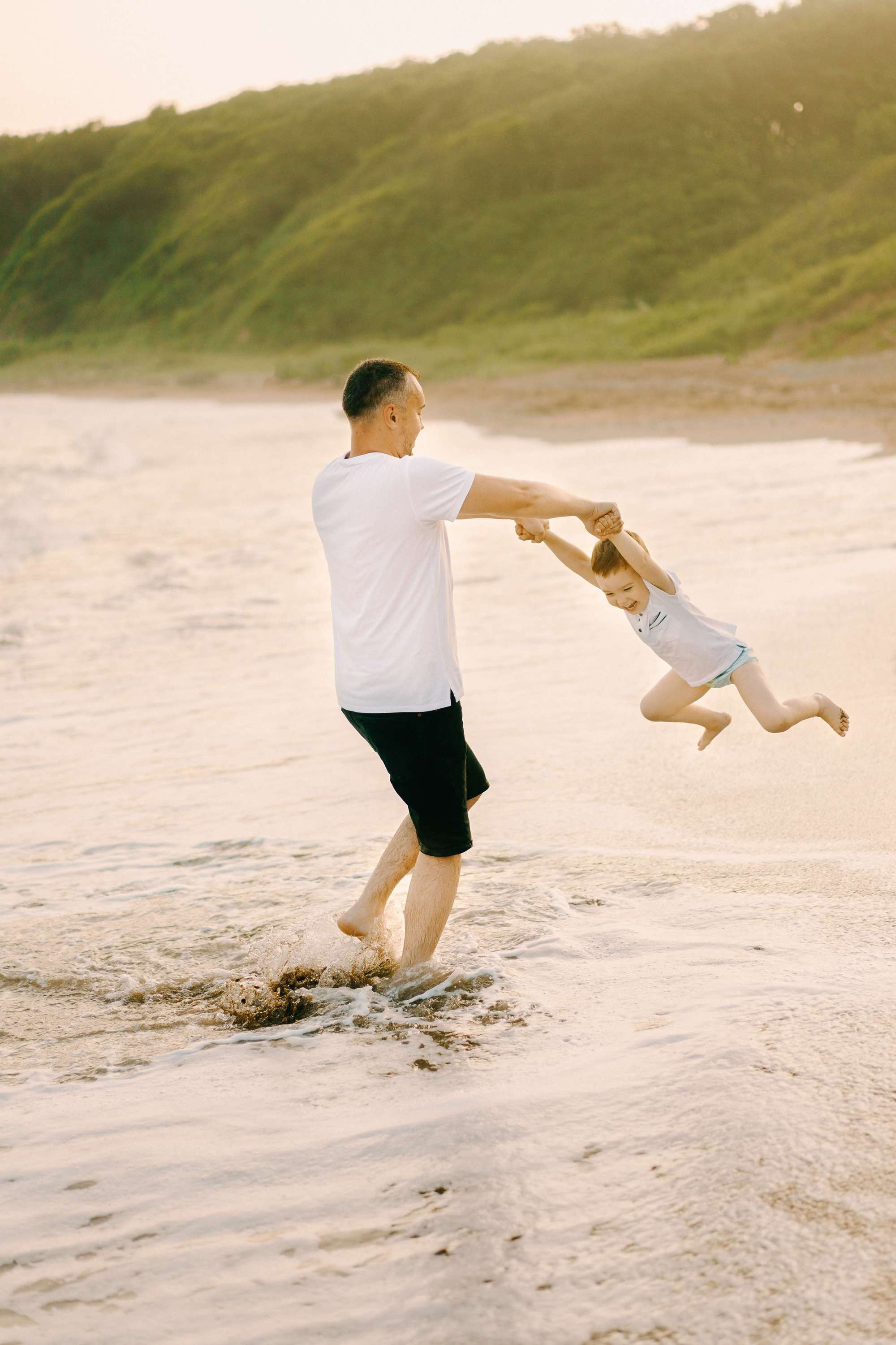 FAMILY BY THE OCEAN. Wedding Photography & Videography Team in California, Los Angeles, San Francisco, San Diego and Travel