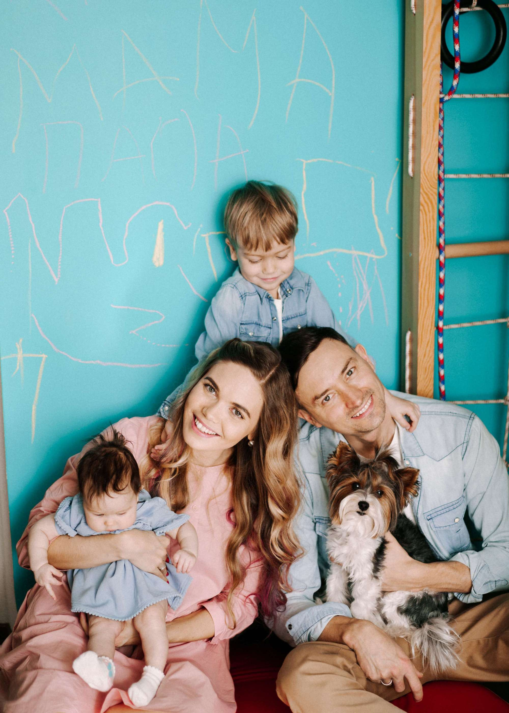 FAMILY SESSION AT HOME. Wedding Photography & Videography Team in California, Los Angeles, San Francisco, San Diego and Travel