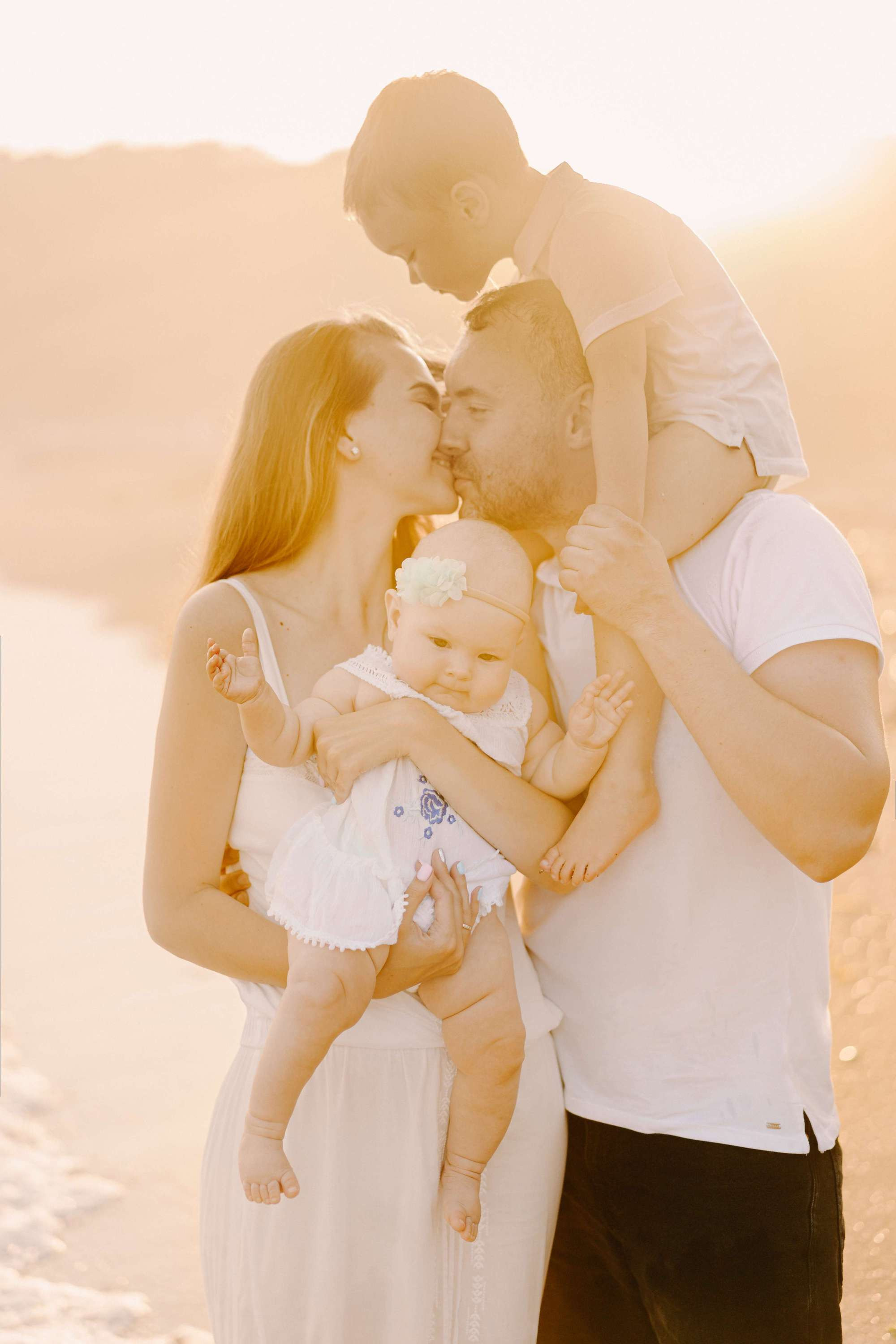FAMILY BY THE OCEAN. Wedding Photography & Videography Team in California, Los Angeles, San Francisco, San Diego and Travel